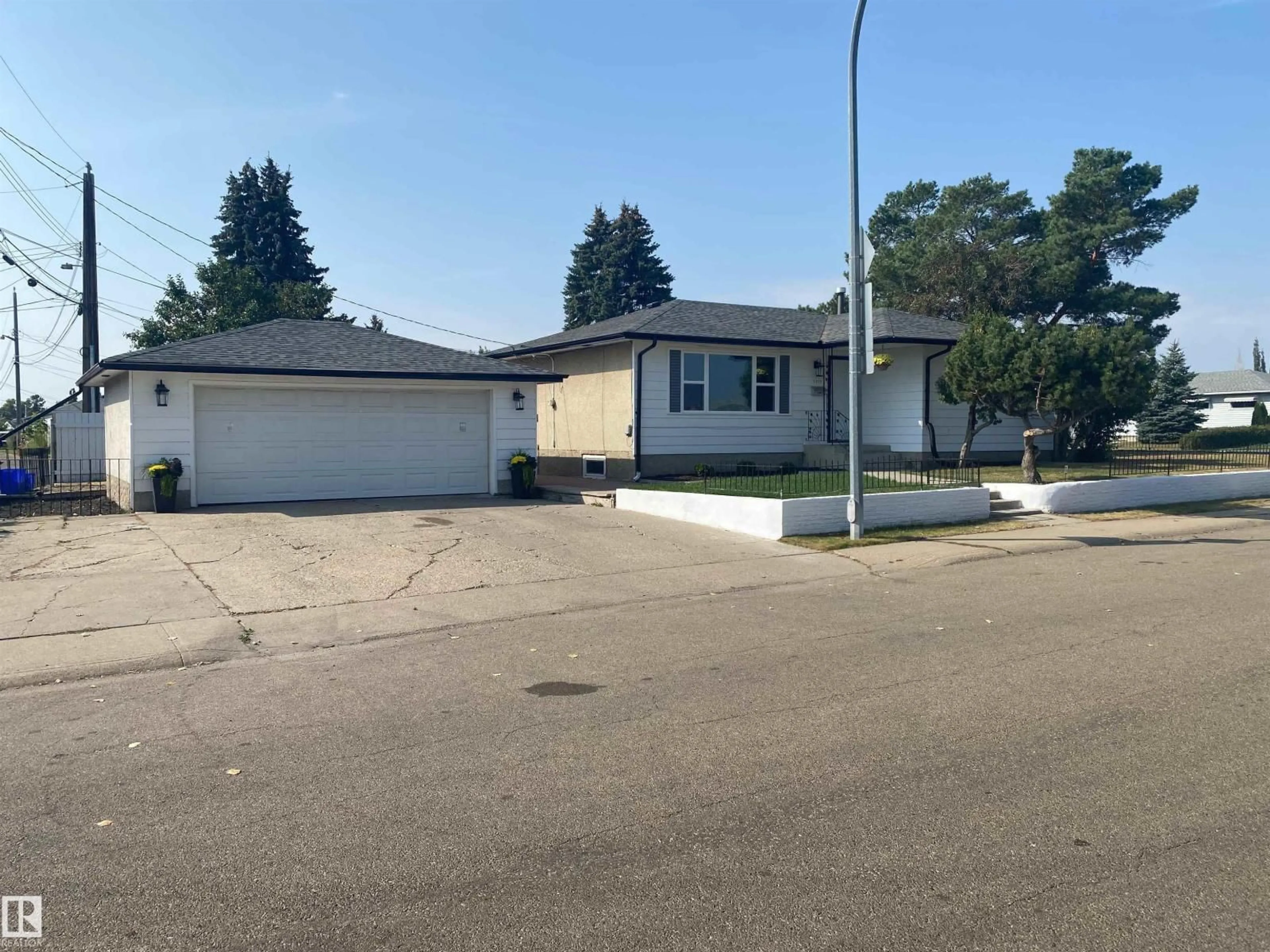 A pic from outside/outdoor area/front of a property/back of a property/a pic from drone, street for 7815 134B AV, Edmonton Alberta T5C3B9