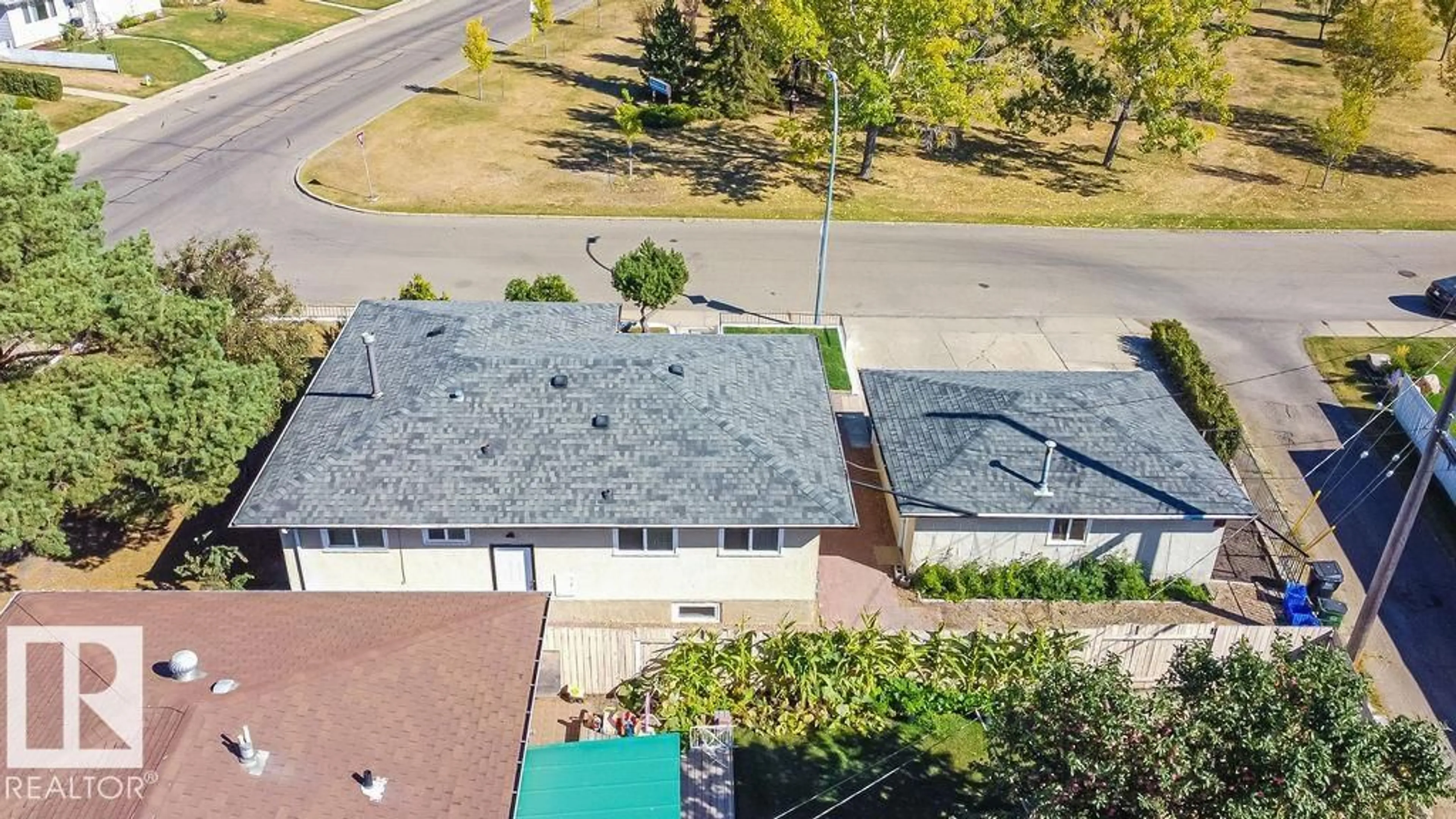 A pic from outside/outdoor area/front of a property/back of a property/a pic from drone, street for 7815 134B AV, Edmonton Alberta T5C3B9