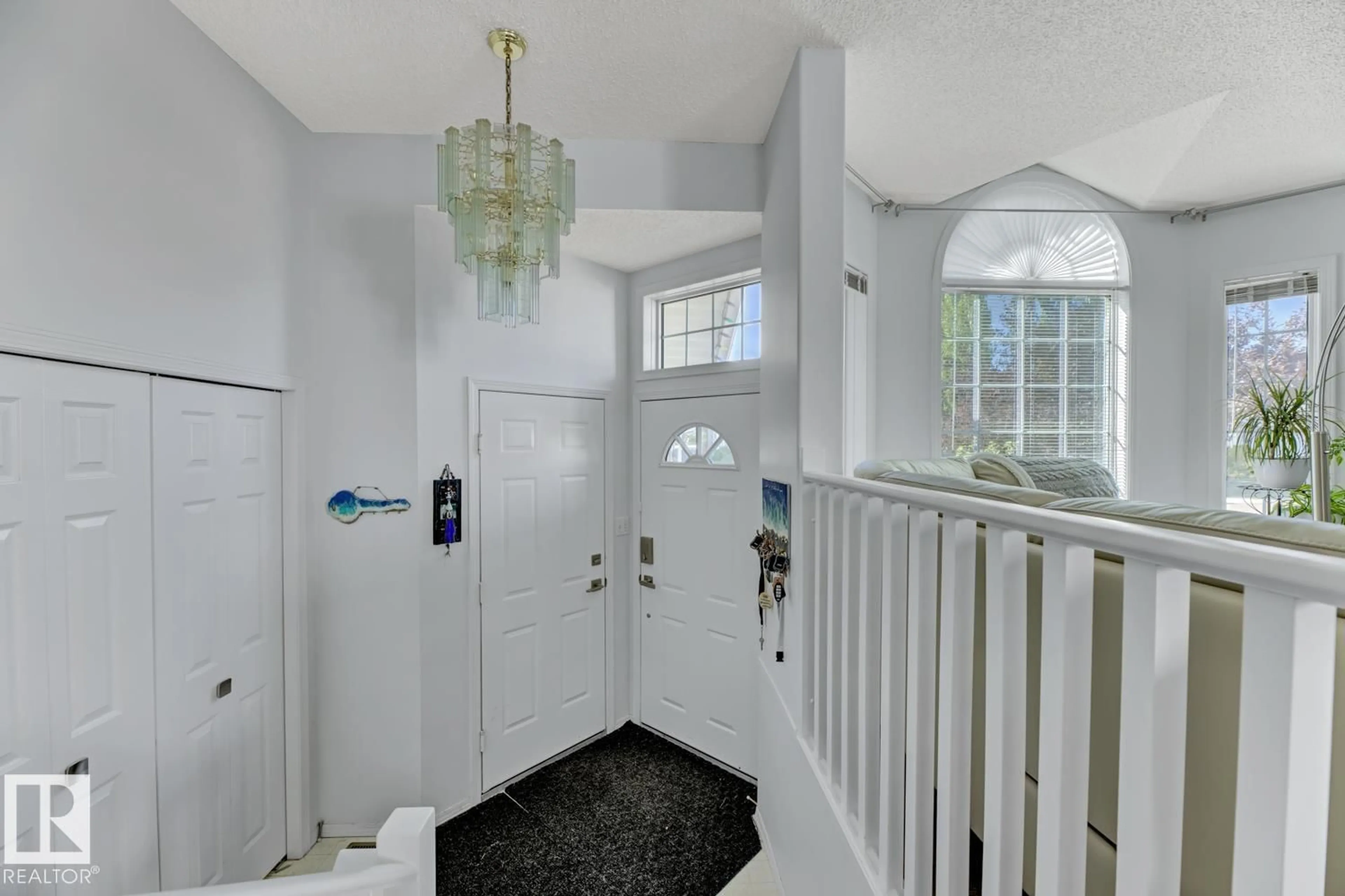 Indoor foyer for 92 JEFFERSON RD, Edmonton Alberta T6L6P8