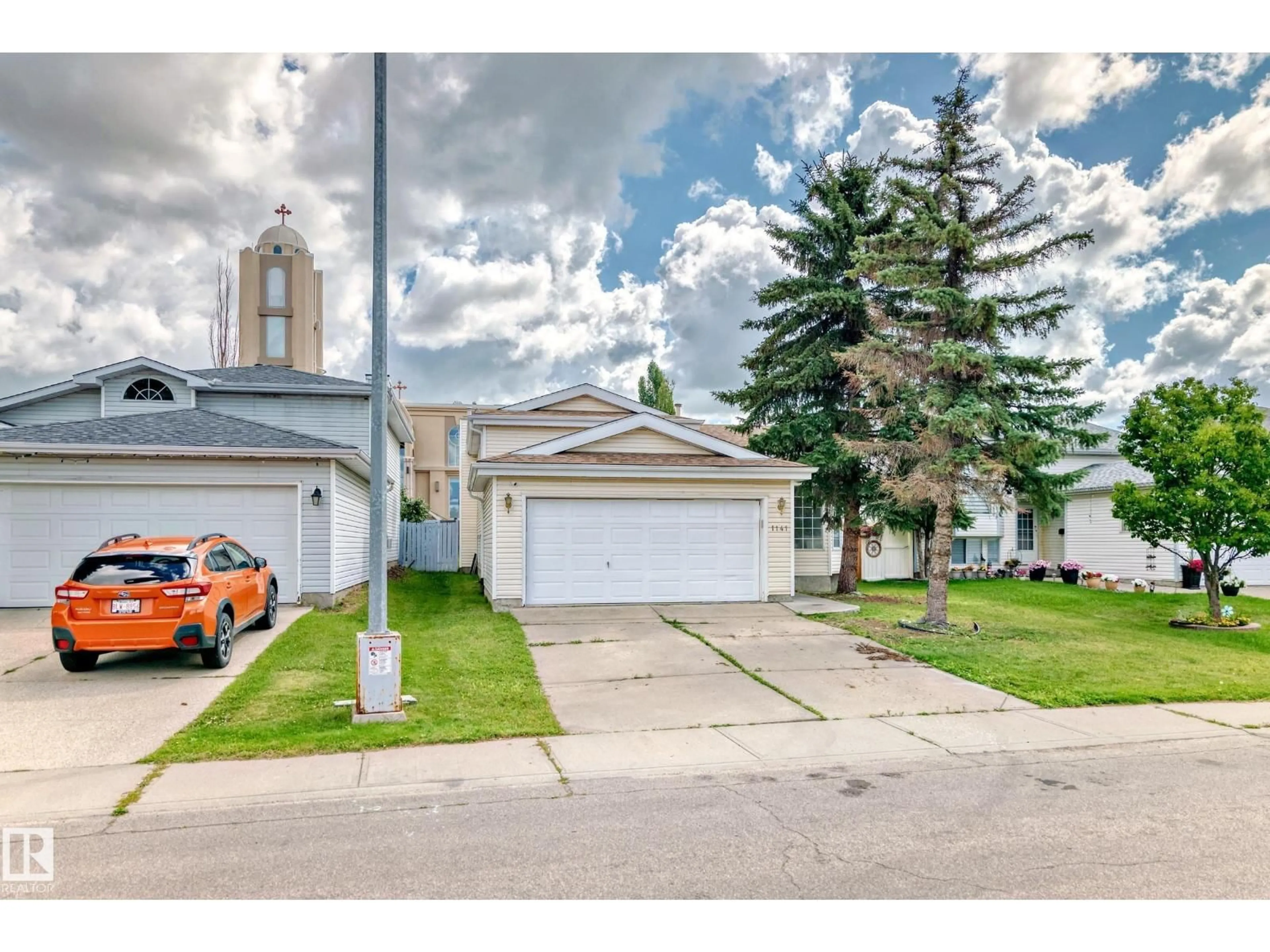 A pic from outside/outdoor area/front of a property/back of a property/a pic from drone, street for 1141 60 ST, Edmonton Alberta T6L6R4