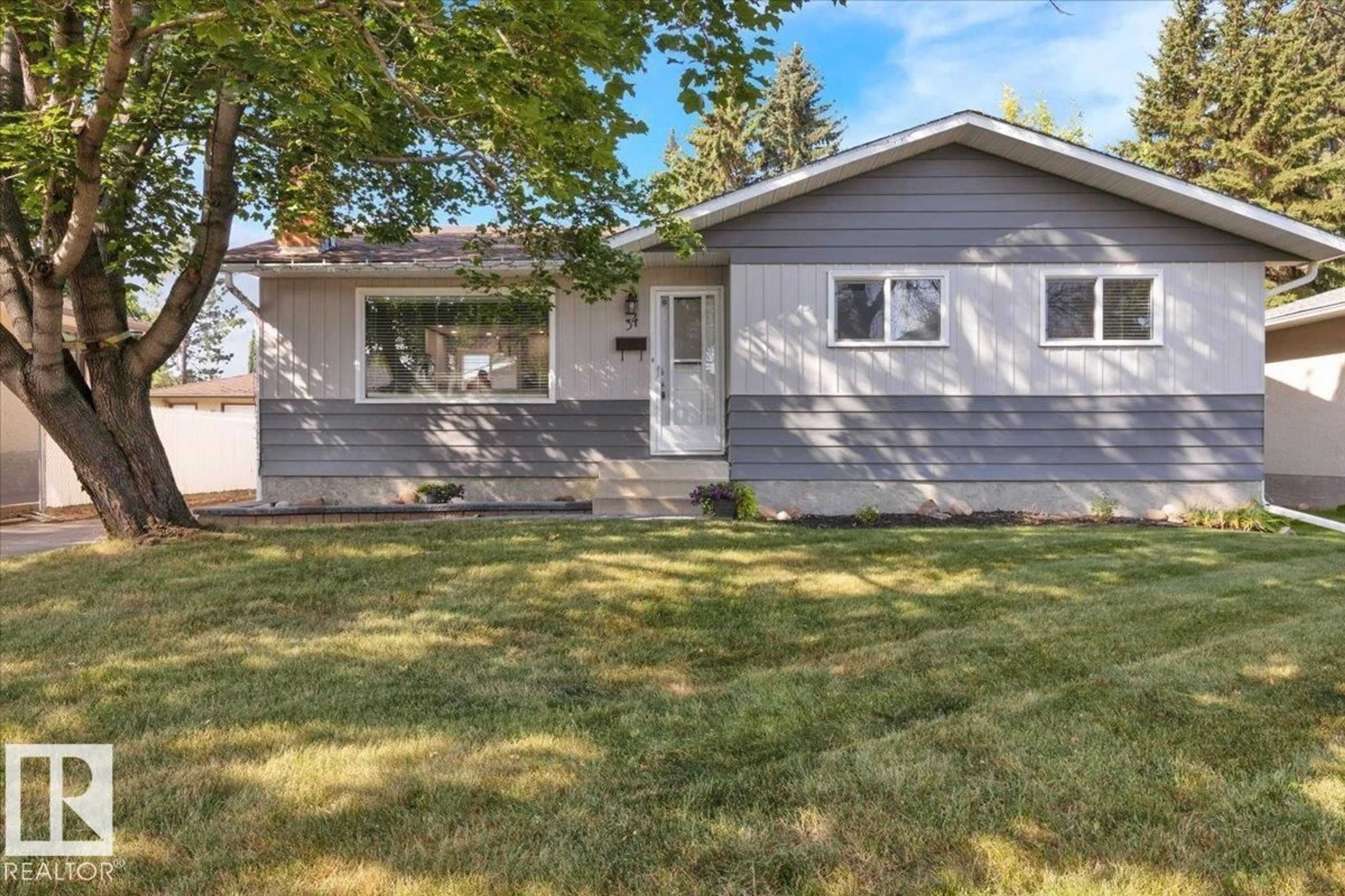Home with vinyl exterior material, street for 34 STARLING DR, Sherwood Park Alberta T8A0T7