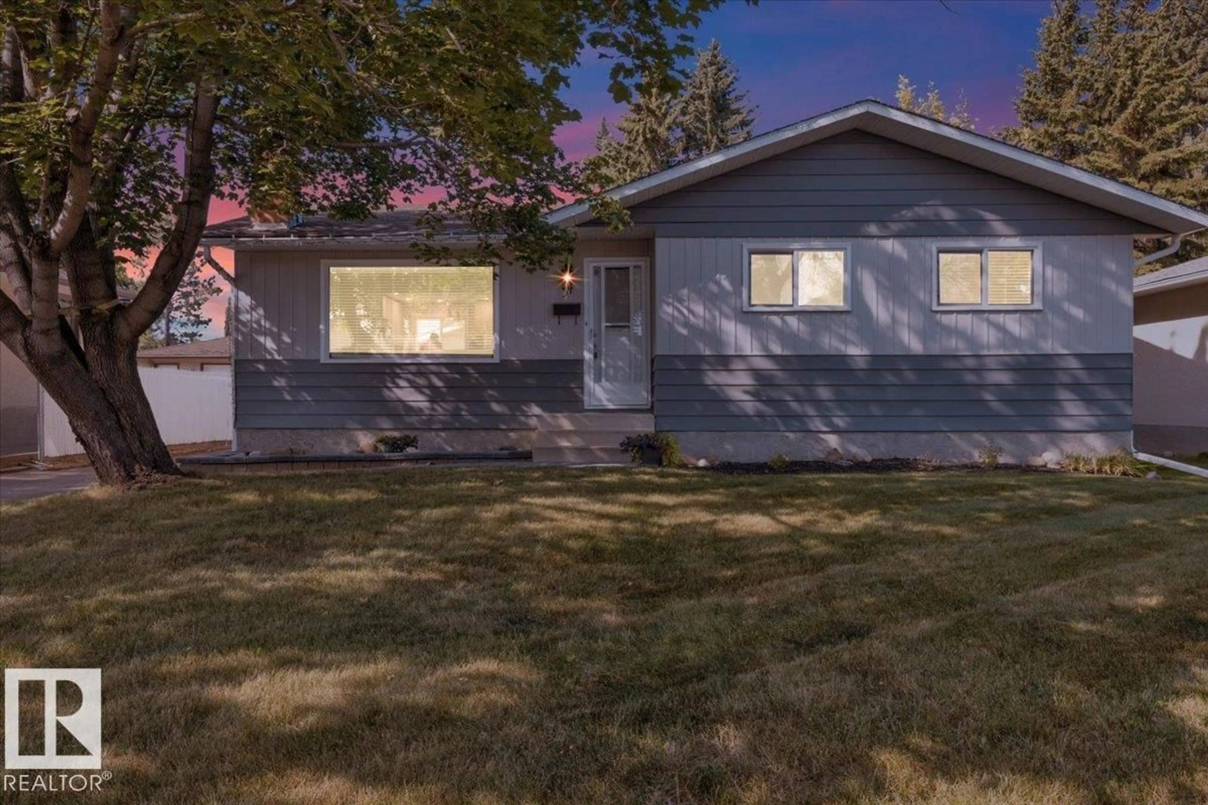 Home with vinyl exterior material, street for 34 STARLING DR, Sherwood Park Alberta T8A0T7