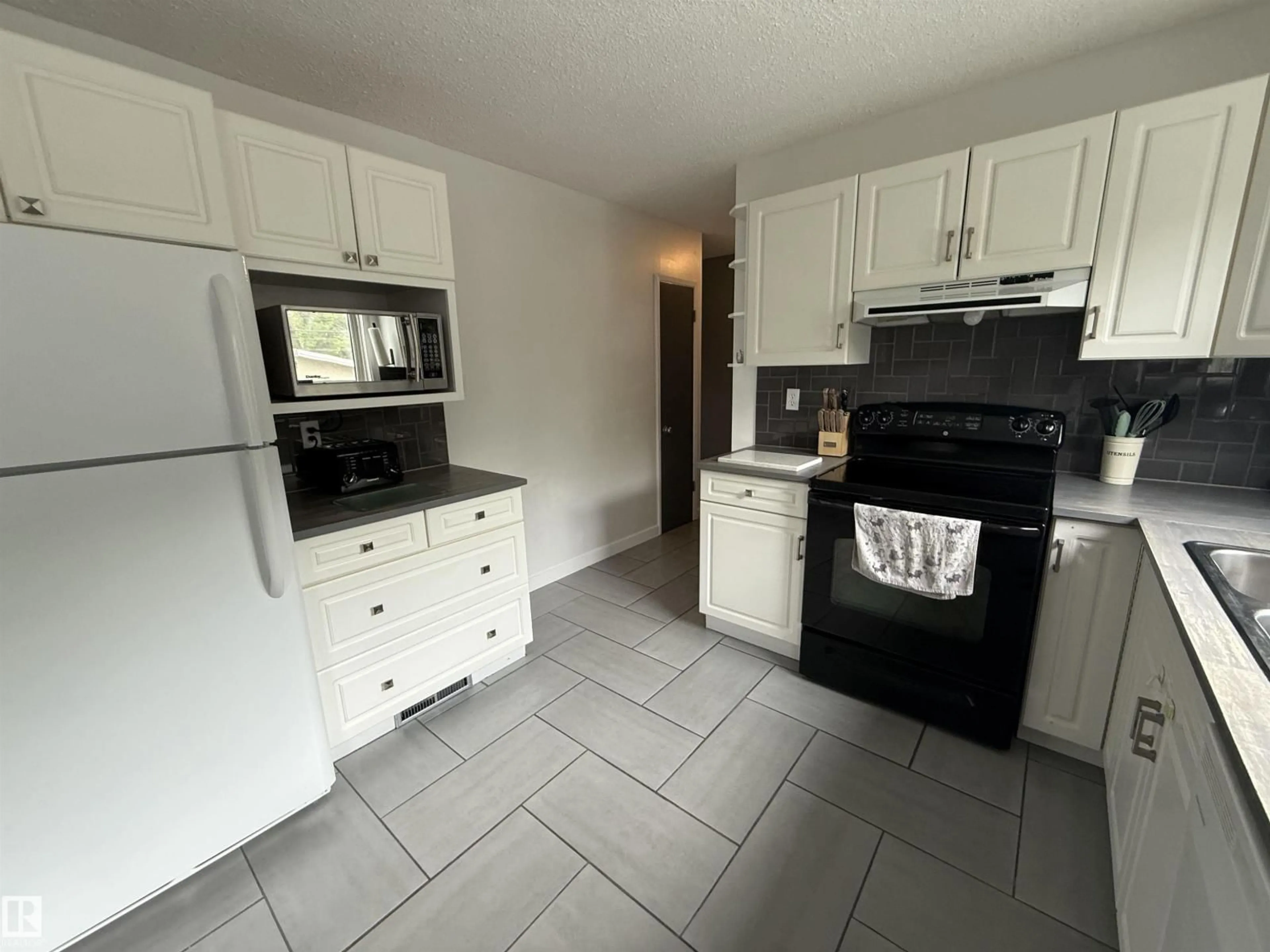 Standard kitchen, ceramic/tile floor for 40 GARDEN CR, St. Albert Alberta T8N0W9