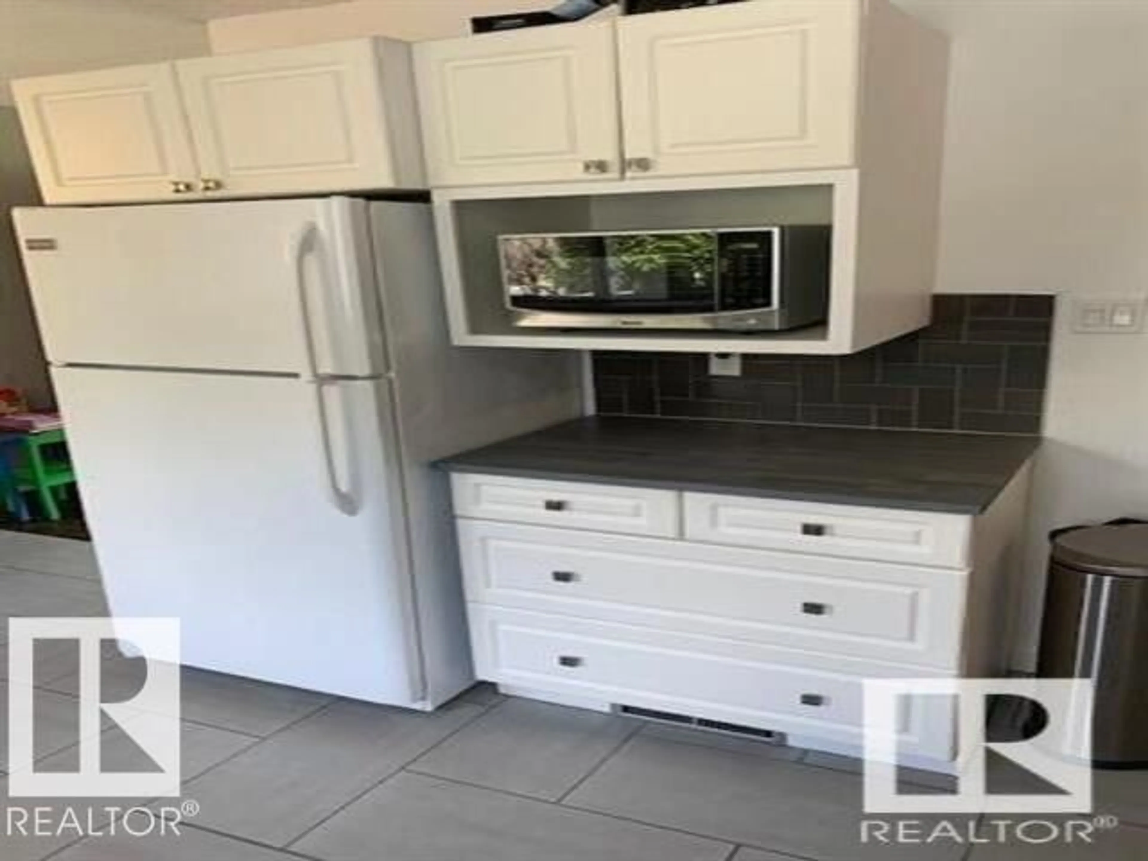 Standard kitchen, ceramic/tile floor for 40 GARDEN CR, St. Albert Alberta T8N0W9
