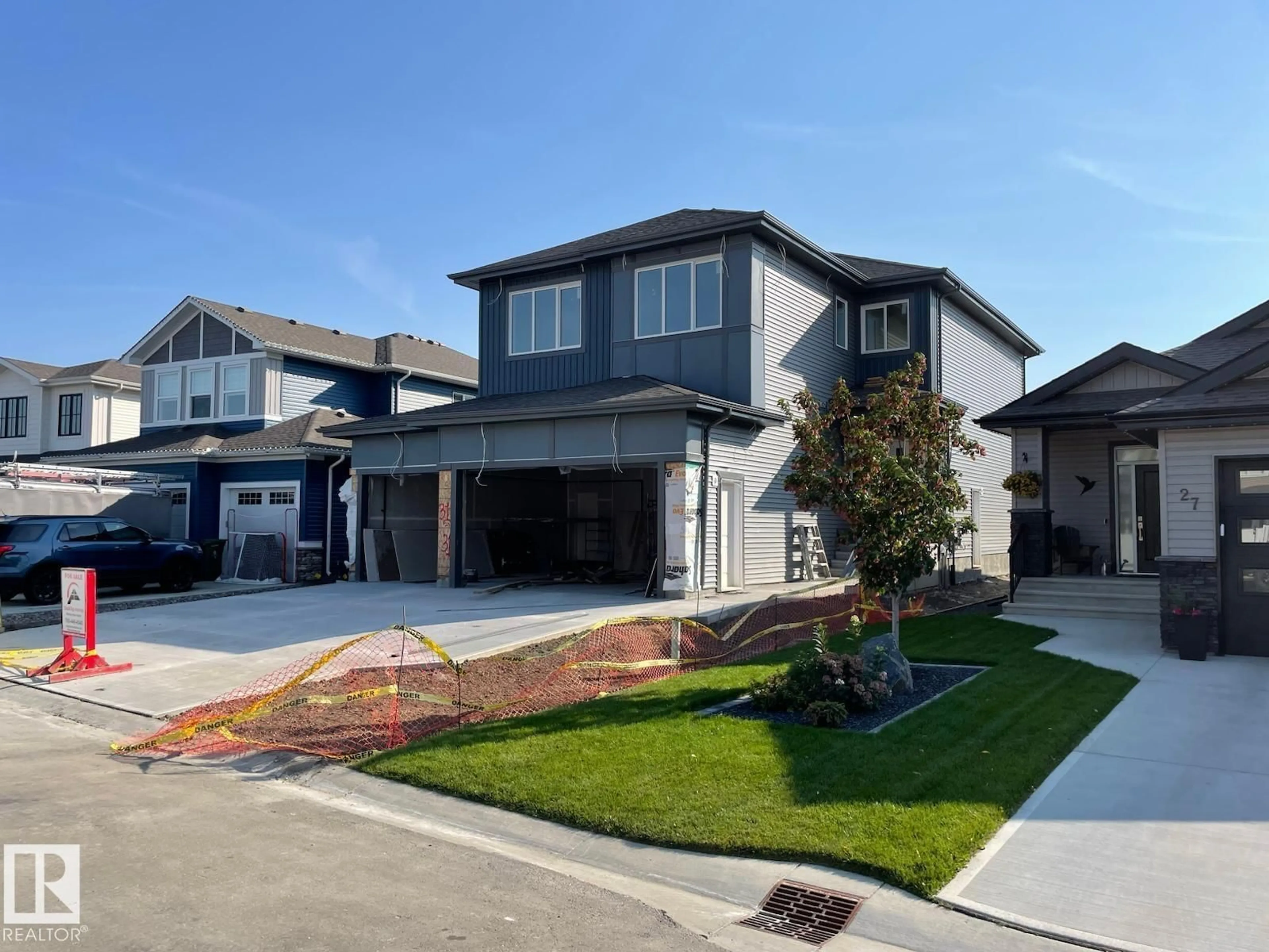 Home with vinyl exterior material, street for 31 HUMMINGBIRD, Fort Saskatchewan Alberta T8L0Y4