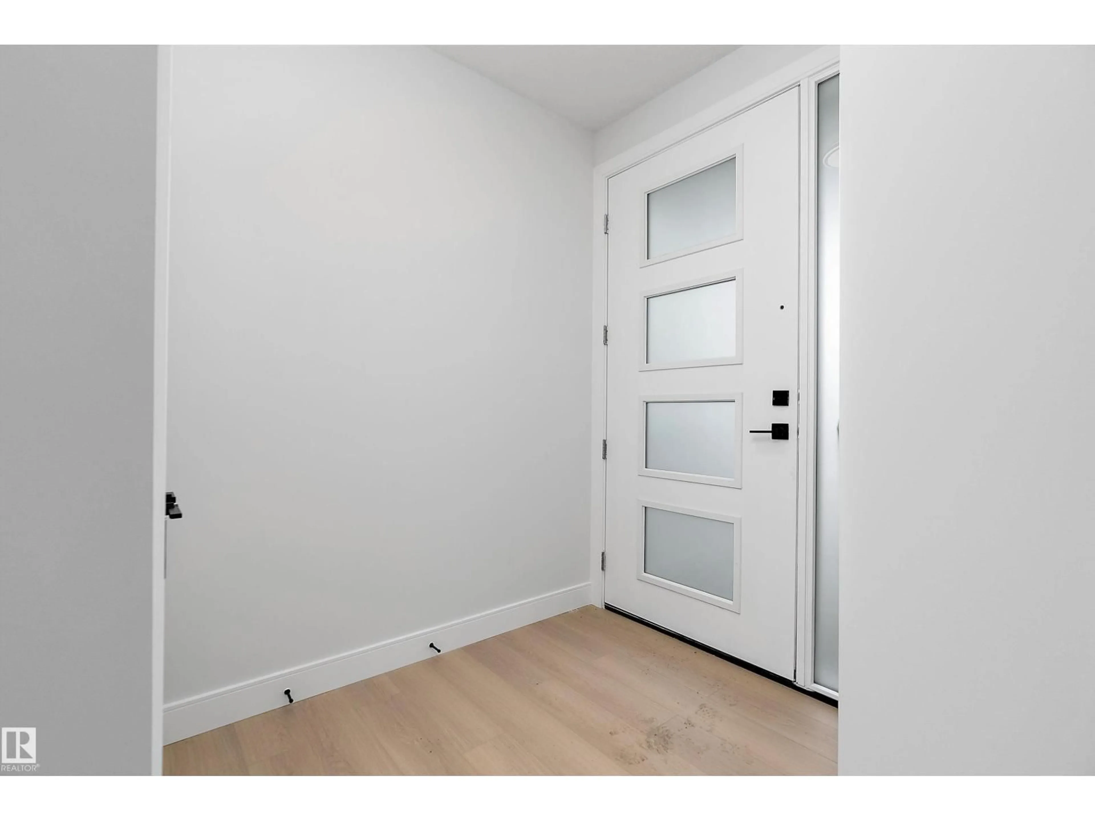 Indoor entryway for 31 HUMMINGBIRD, Fort Saskatchewan Alberta T8L0Y4