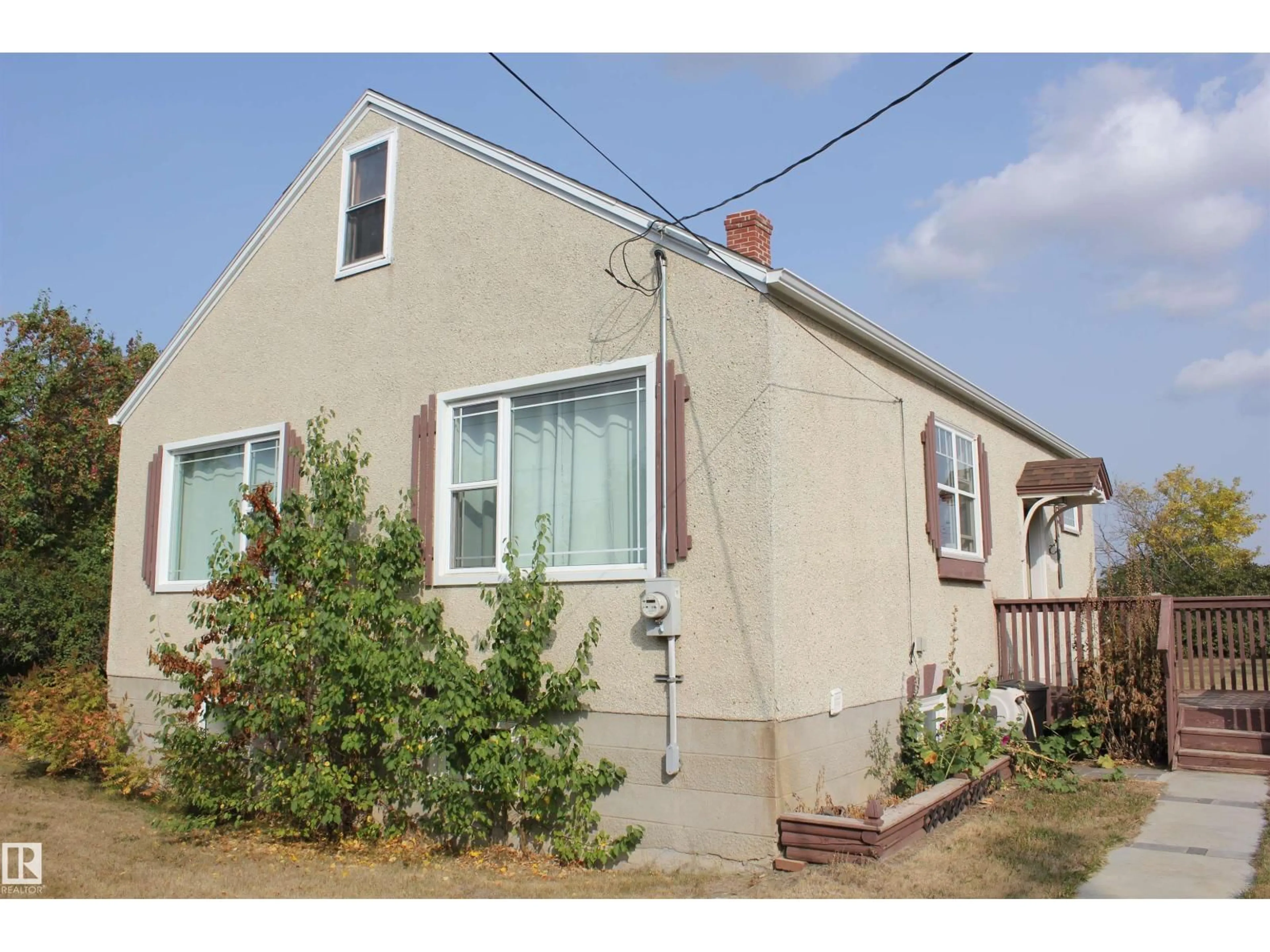 Home with vinyl exterior material, street for E - 29 2ND ST, Derwent Alberta T0B1C0