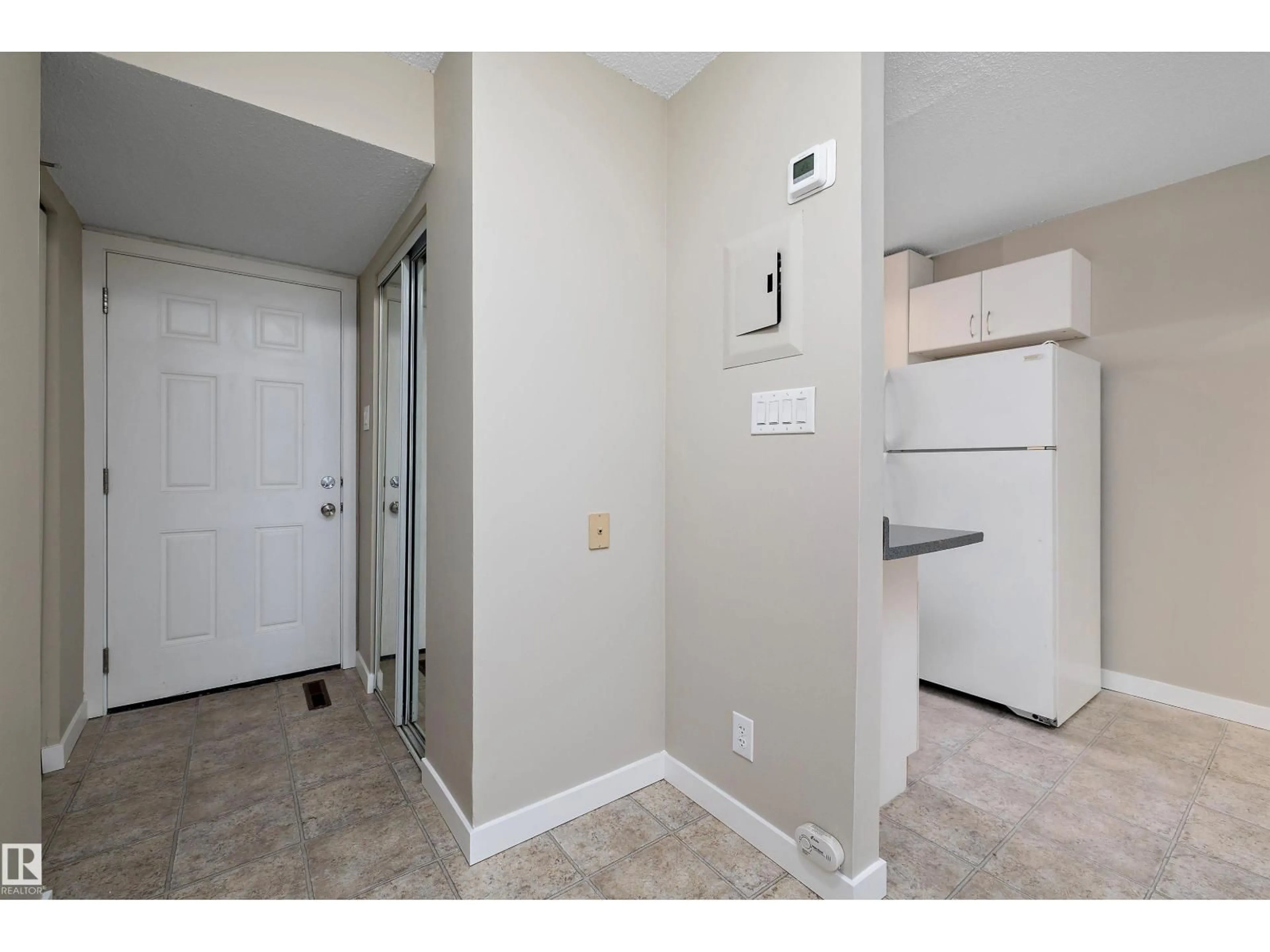 Indoor entryway for 25F MEADOWLARK VG NW, Edmonton Alberta T5R5X4