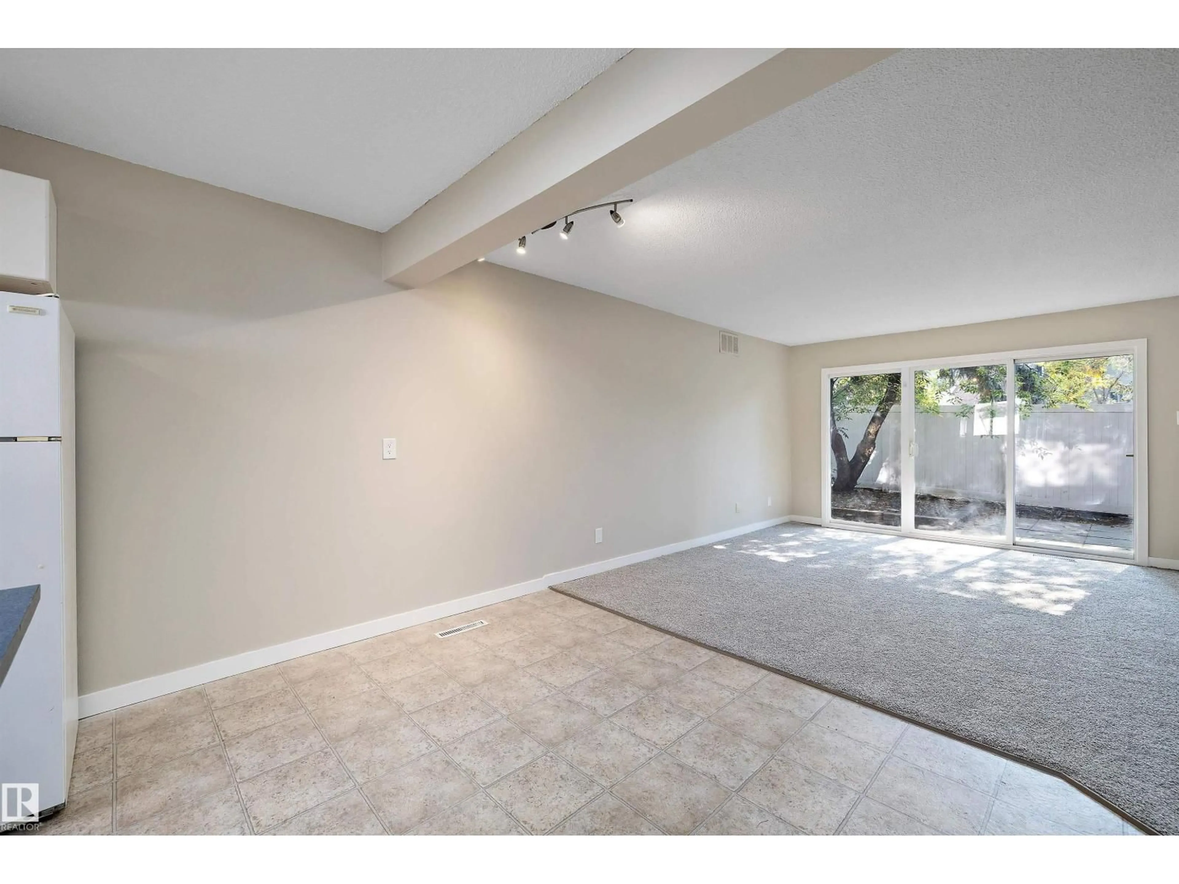 A pic of a room for 25F MEADOWLARK VG NW, Edmonton Alberta T5R5X4