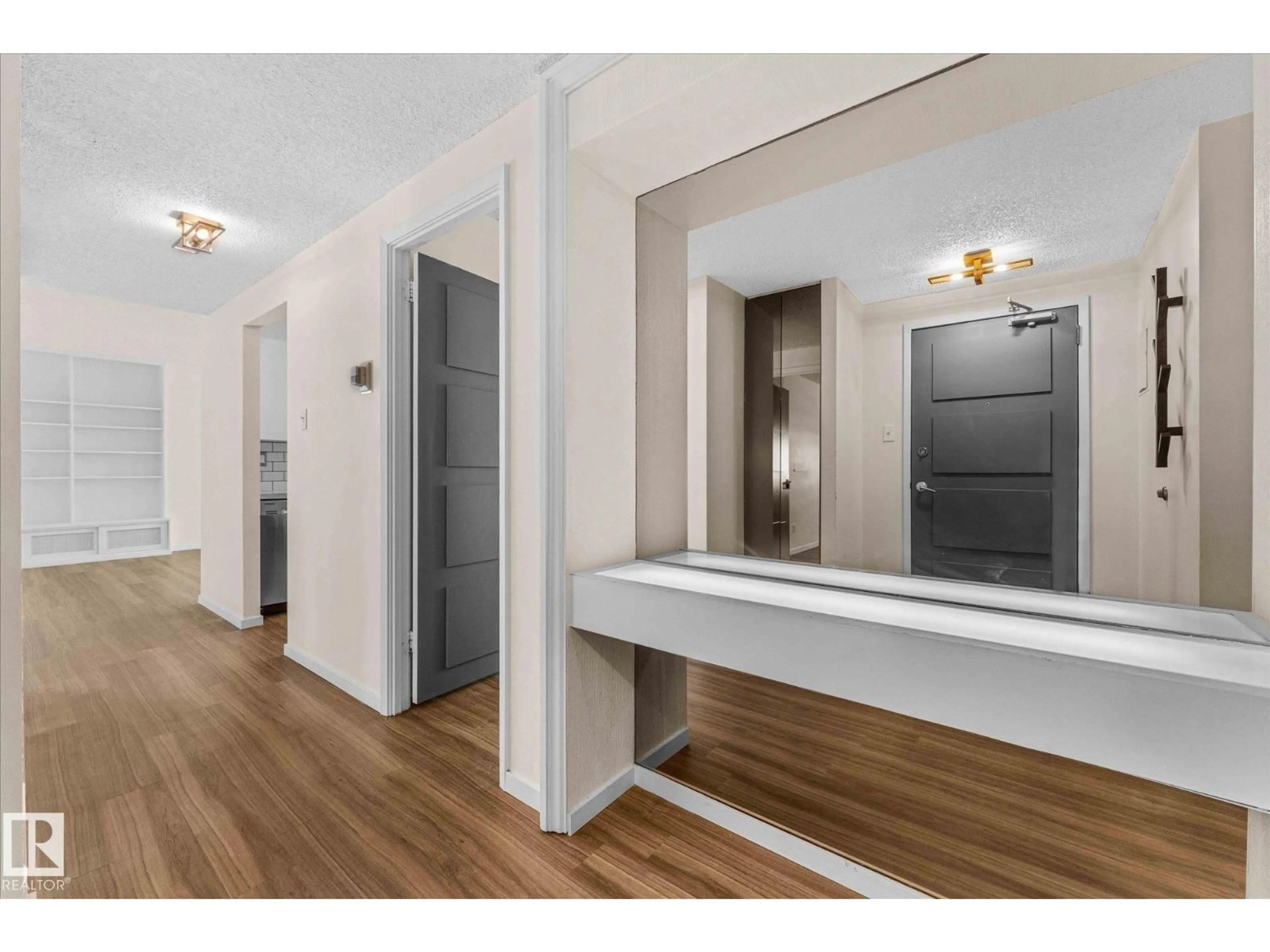 Indoor entryway for 401 - 10160 115 ST NW, Edmonton Alberta T5K1T6