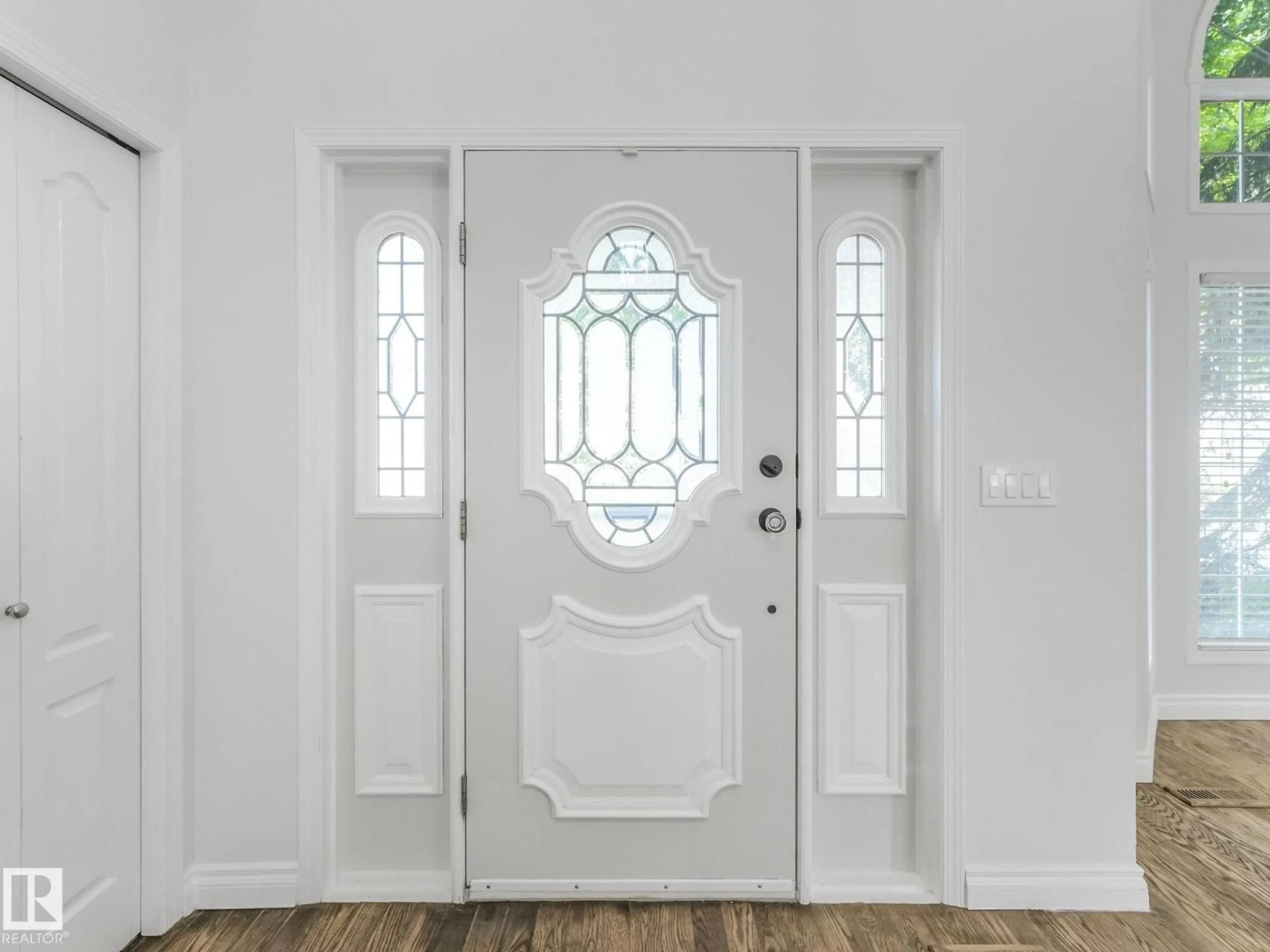 Indoor entryway for 436 OLSEN CL, Edmonton Alberta T6R1L1