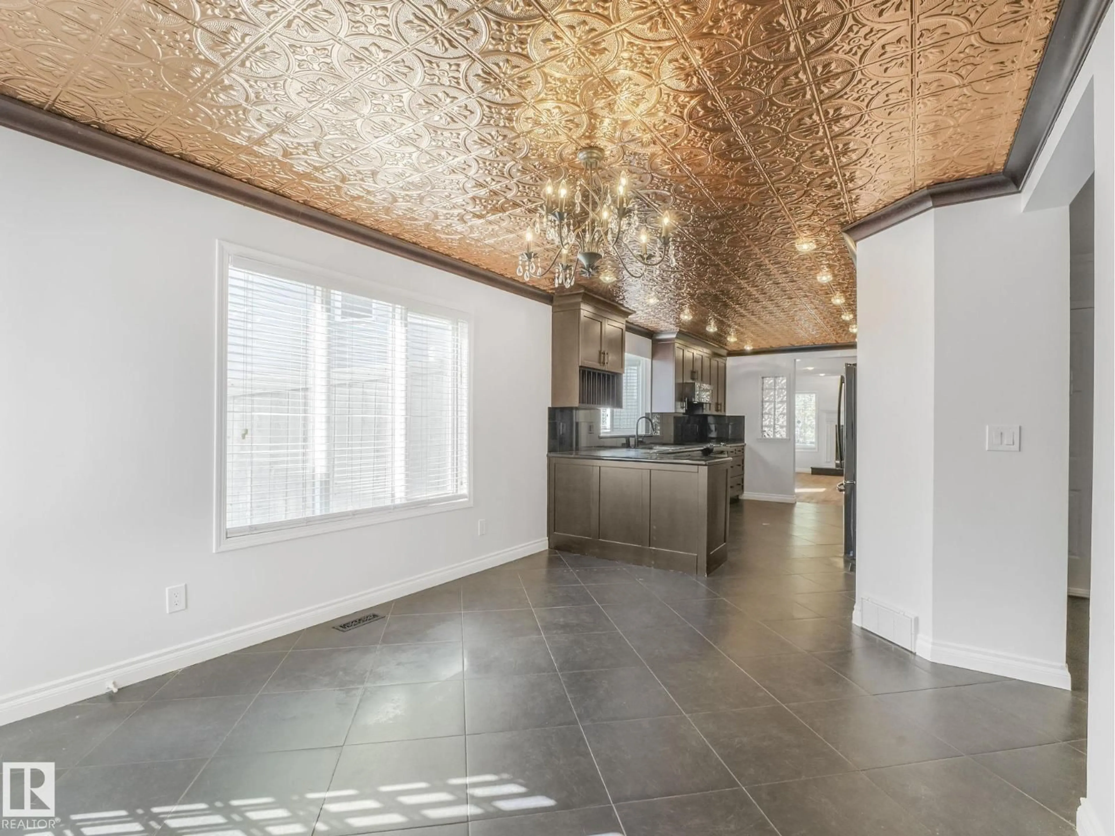 Indoor foyer for 436 OLSEN CL, Edmonton Alberta T6R1L1