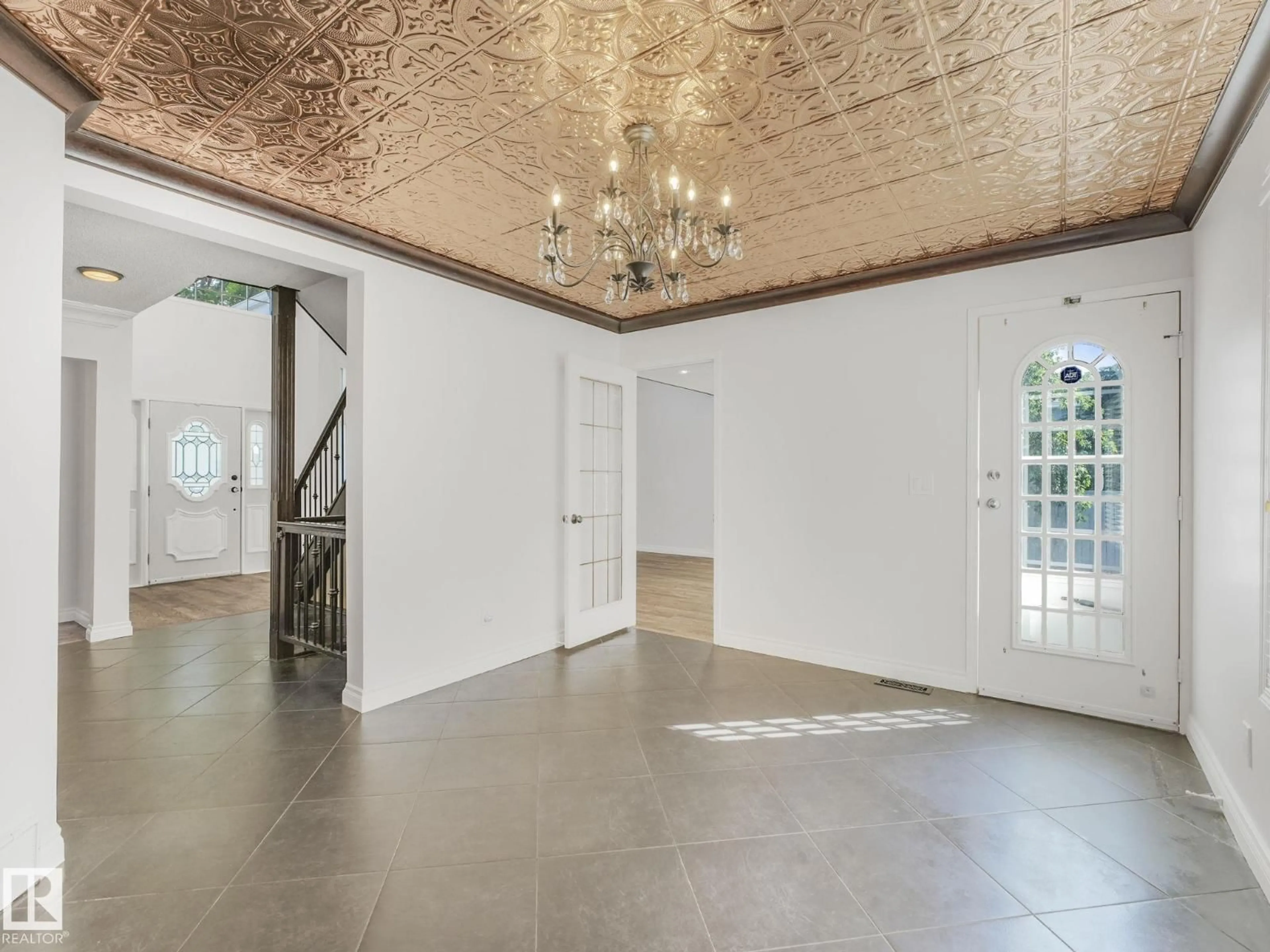 Indoor foyer for 436 OLSEN CL, Edmonton Alberta T6R1L1
