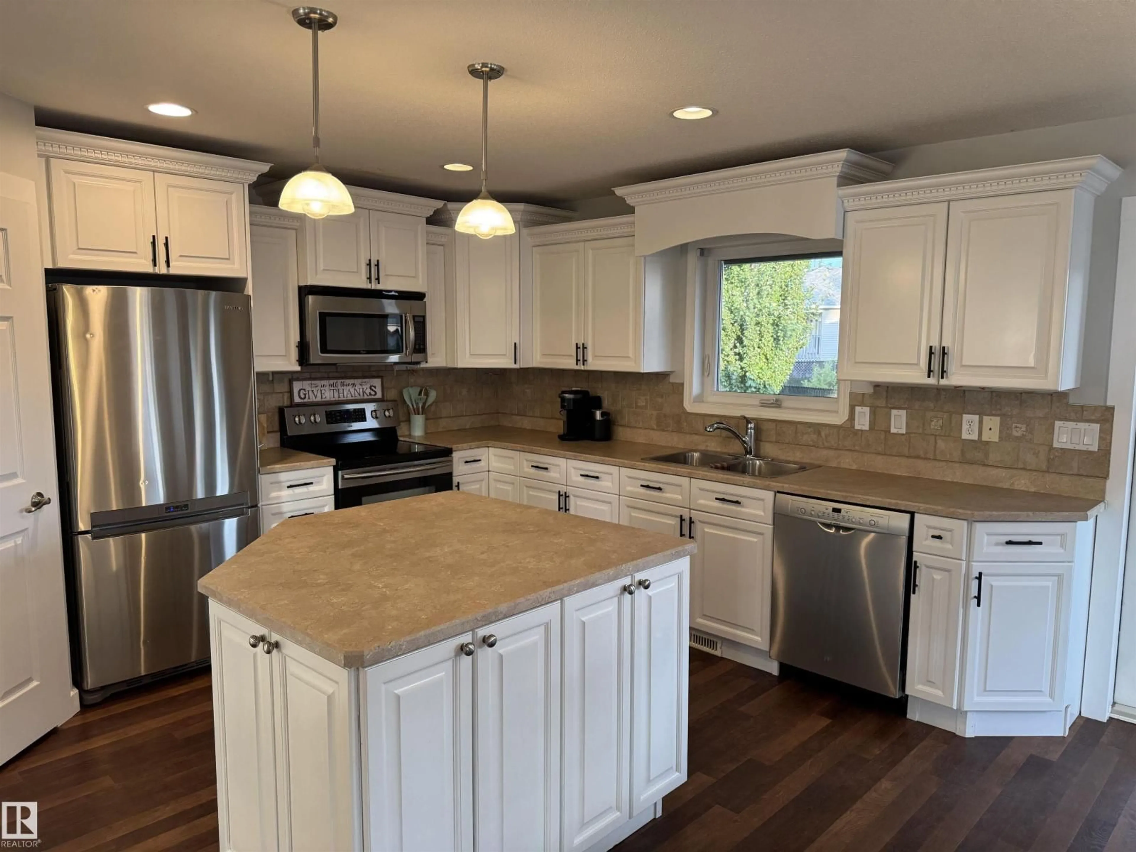 Open concept kitchen, unknown for 3920 44 AV, Drayton Valley Alberta T7A0A1