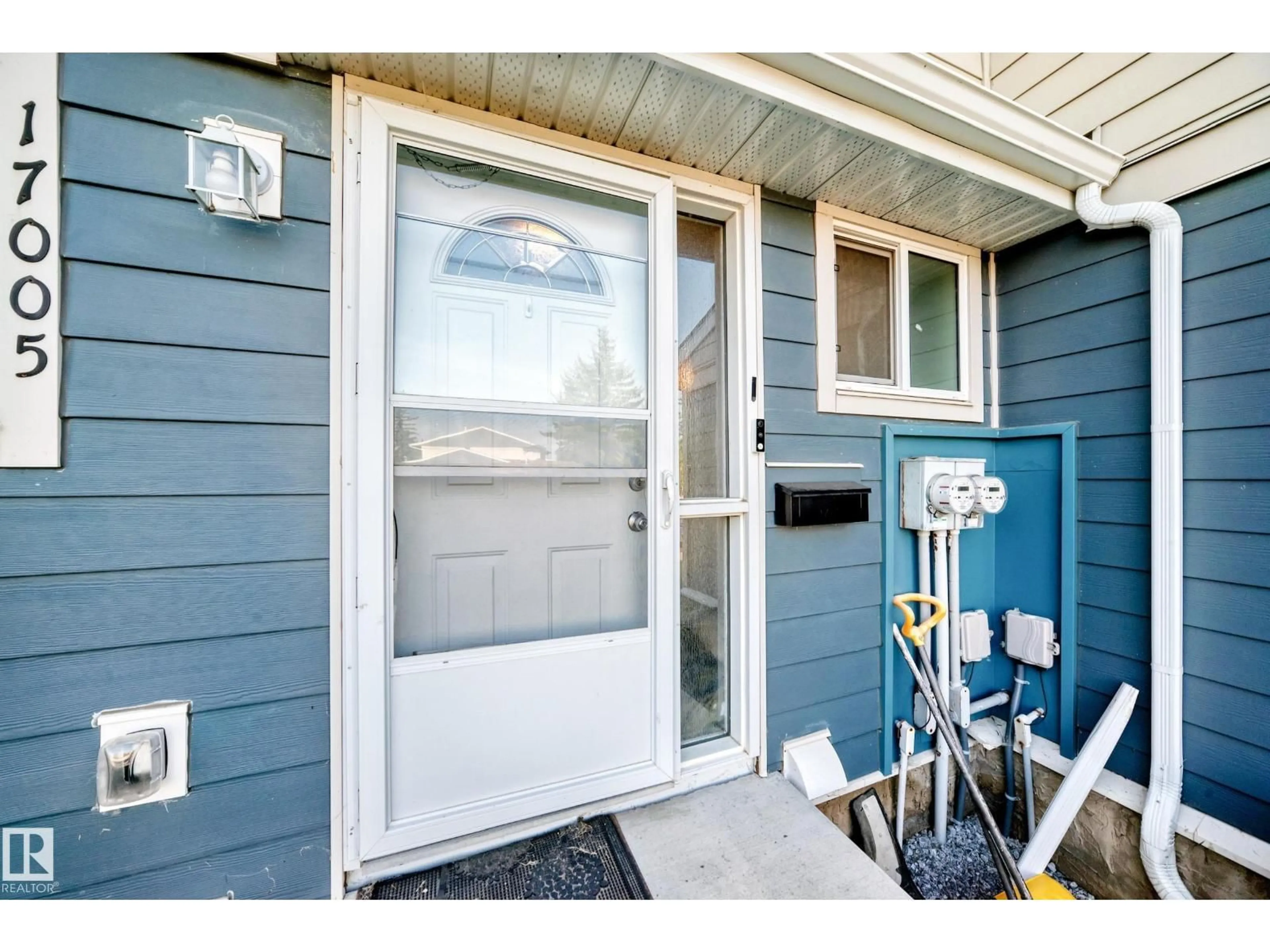 Indoor entryway for 17005 100 ST, Edmonton Alberta T5X4R8