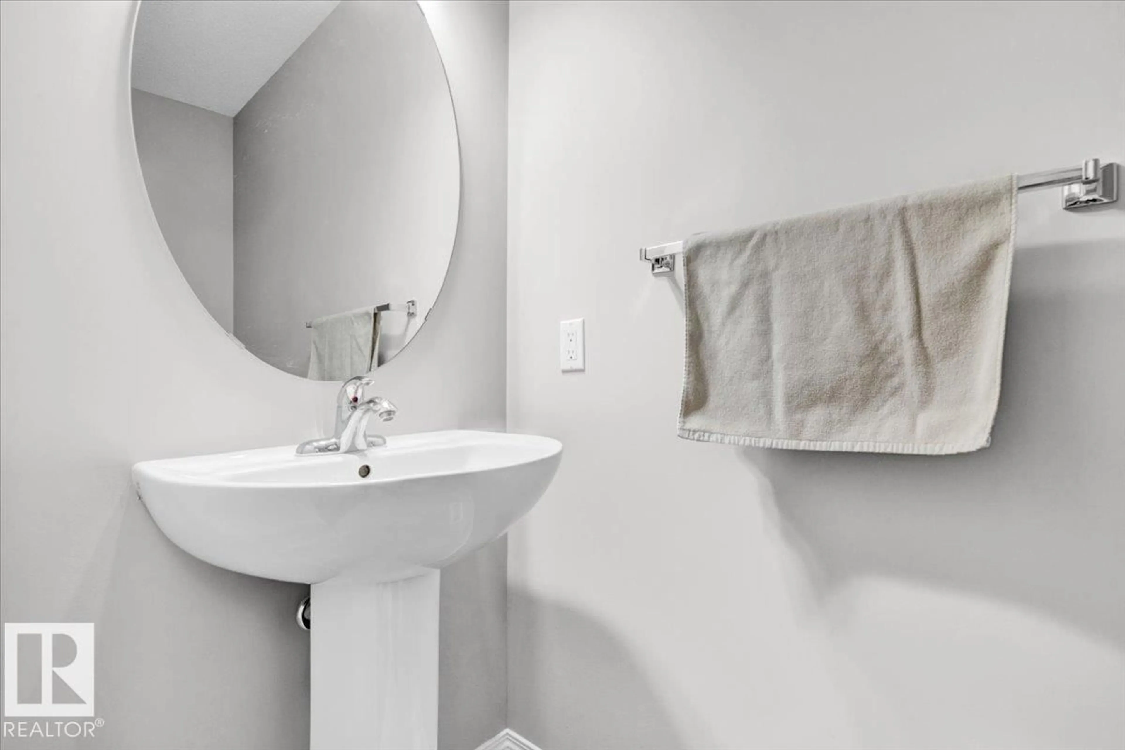 Standard bathroom, ceramic/tile floor for 745 EAGLESON CR, Edmonton Alberta T6M0V2