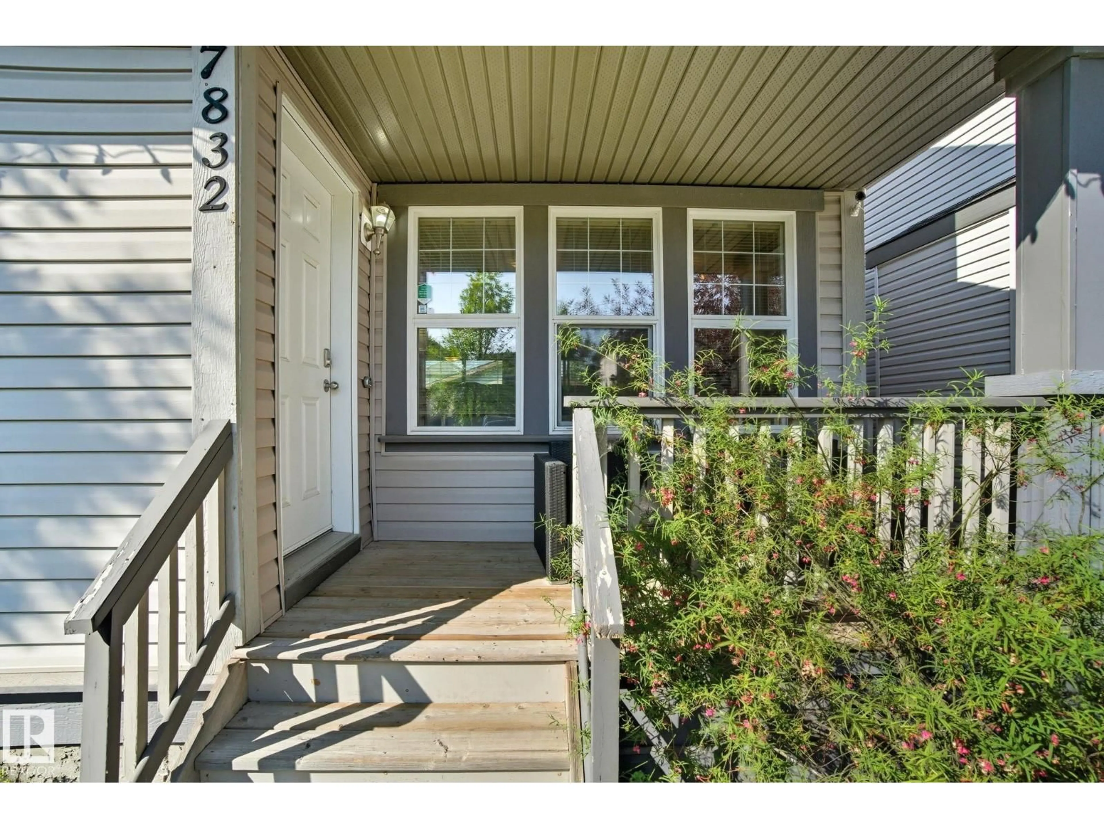 Indoor entryway for 7832 SCHMID PL, Edmonton Alberta T6R0K5
