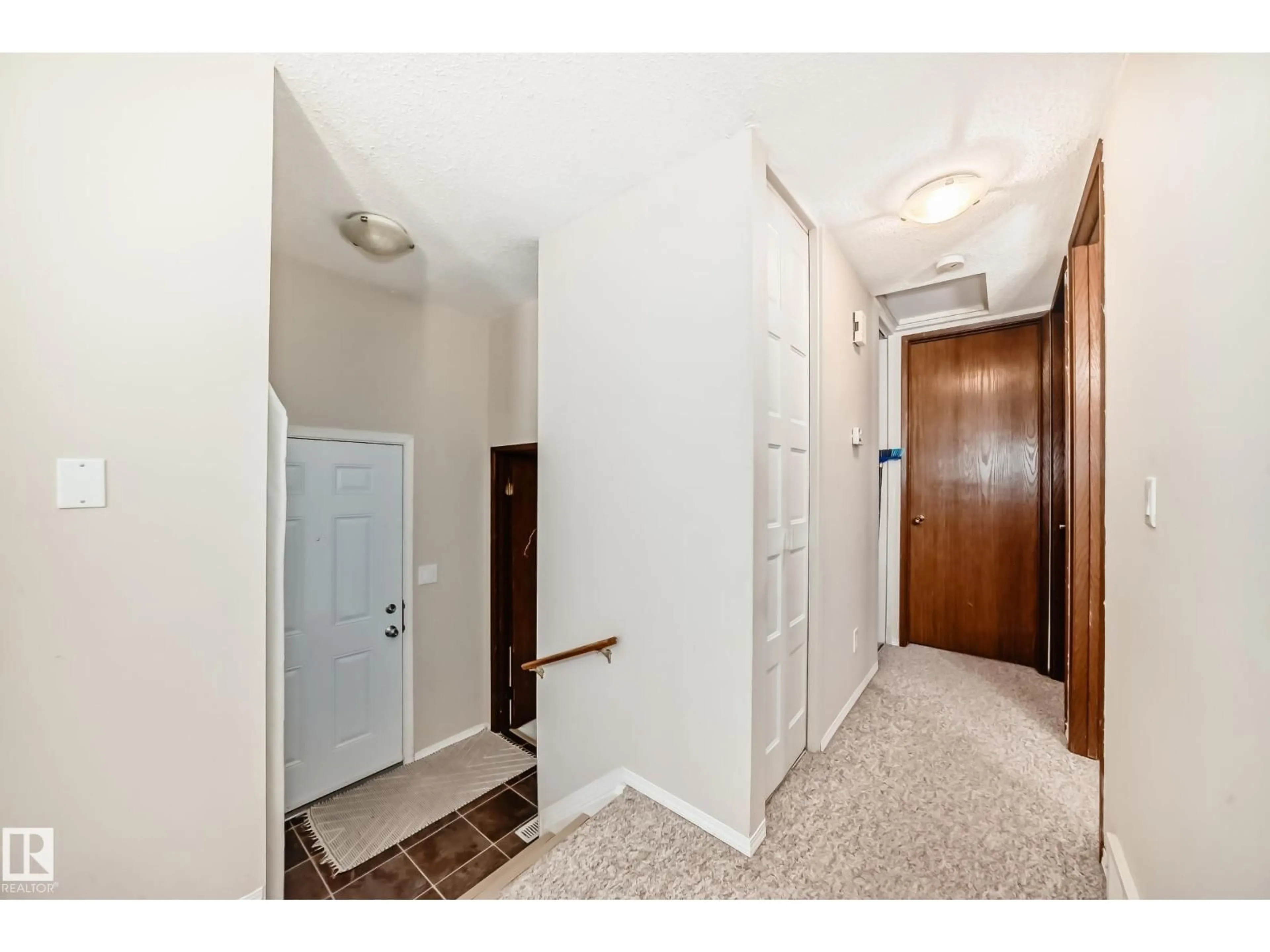 Indoor entryway for 10614 BEAUMARIS RD, Edmonton Alberta T5X3N4