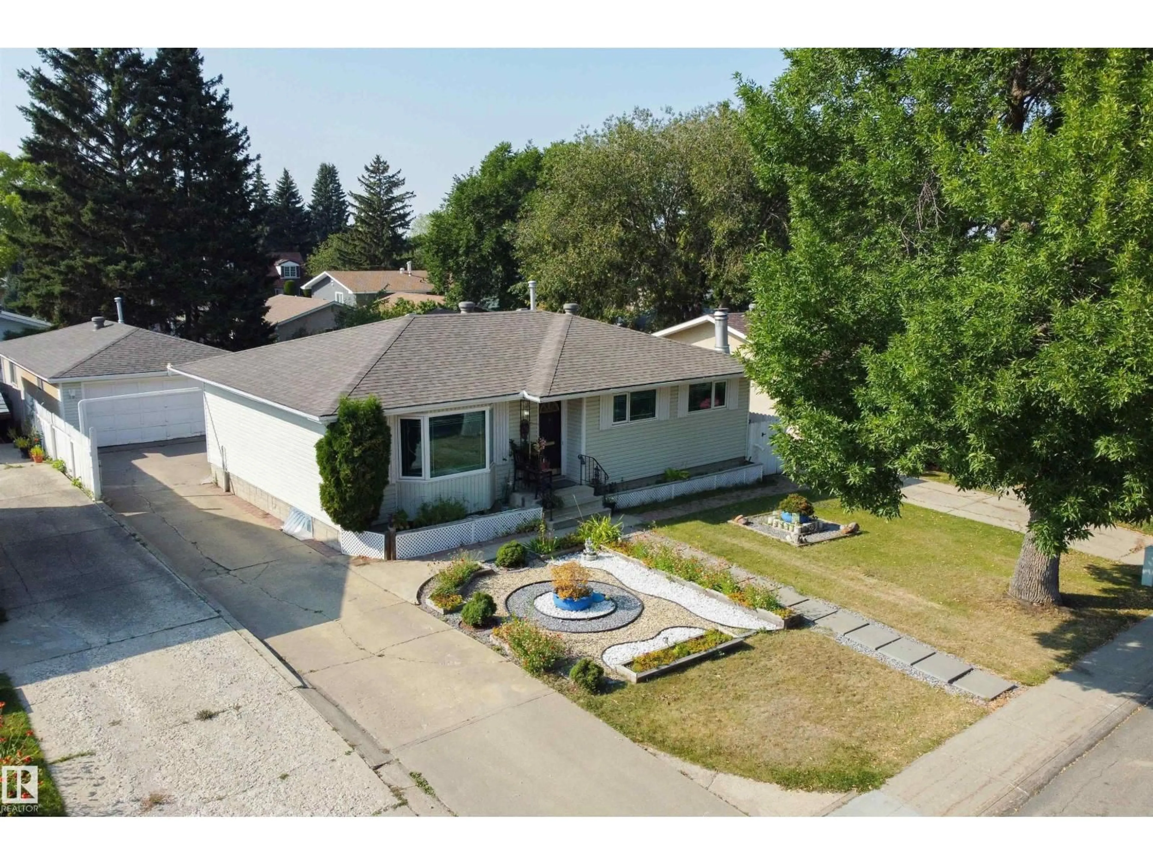 A pic from outside/outdoor area/front of a property/back of a property/a pic from drone, street for 26 PEACOCK DR, Sherwood Park Alberta T8A0A8