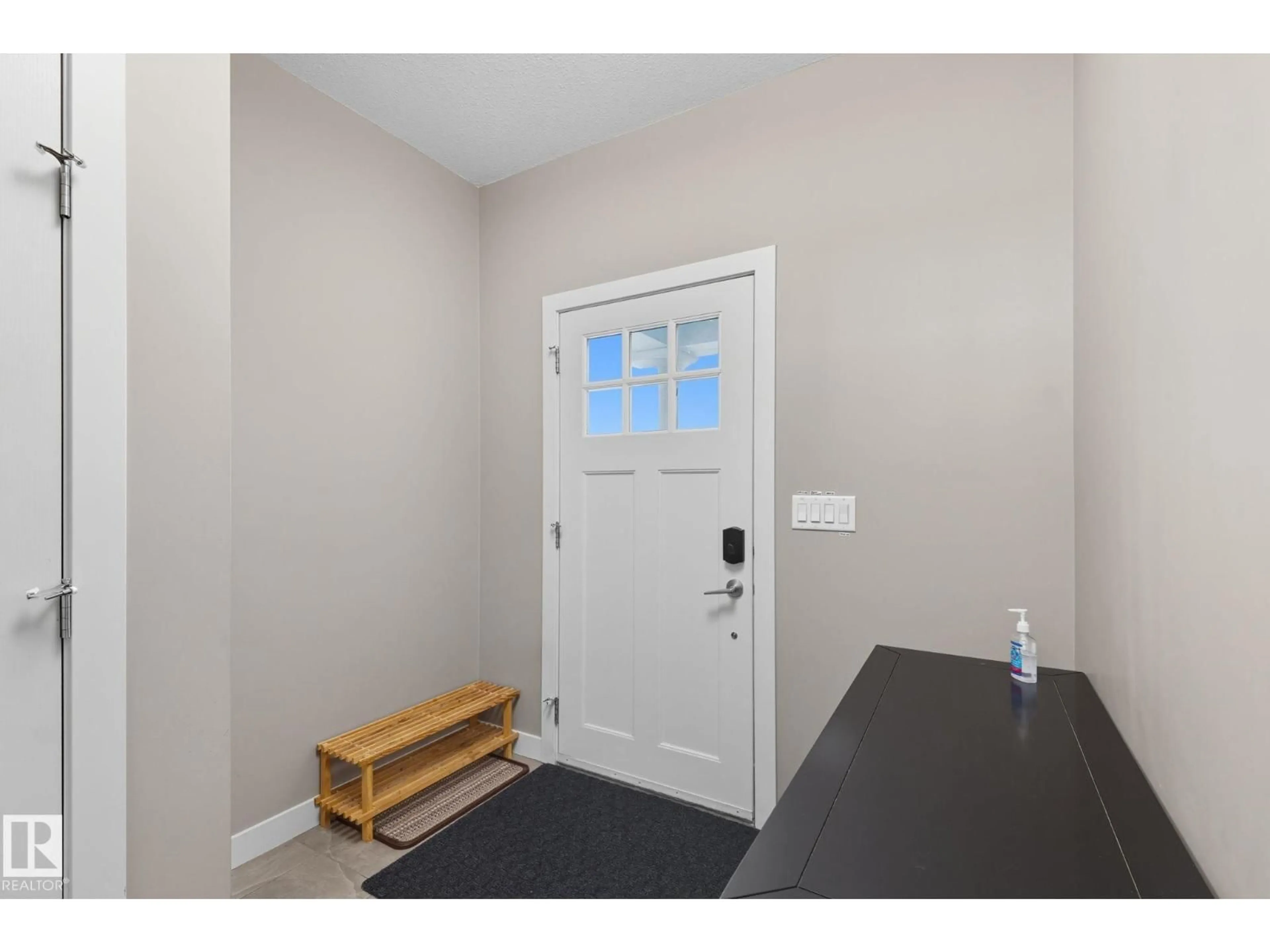 Indoor entryway for 8039 18 AV, Edmonton Alberta T6X0Z8