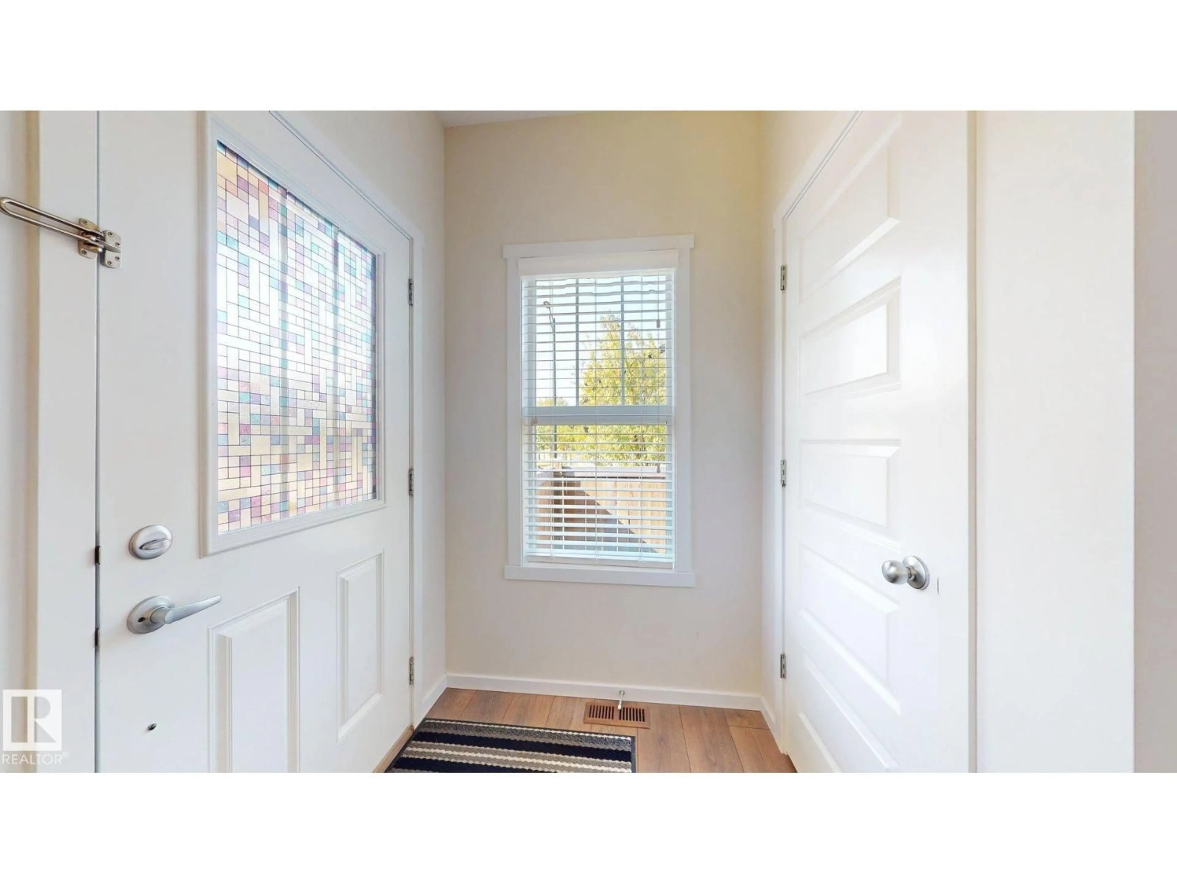 Indoor entryway for 467 ORCHARDS BV, Edmonton Alberta T6X2C8