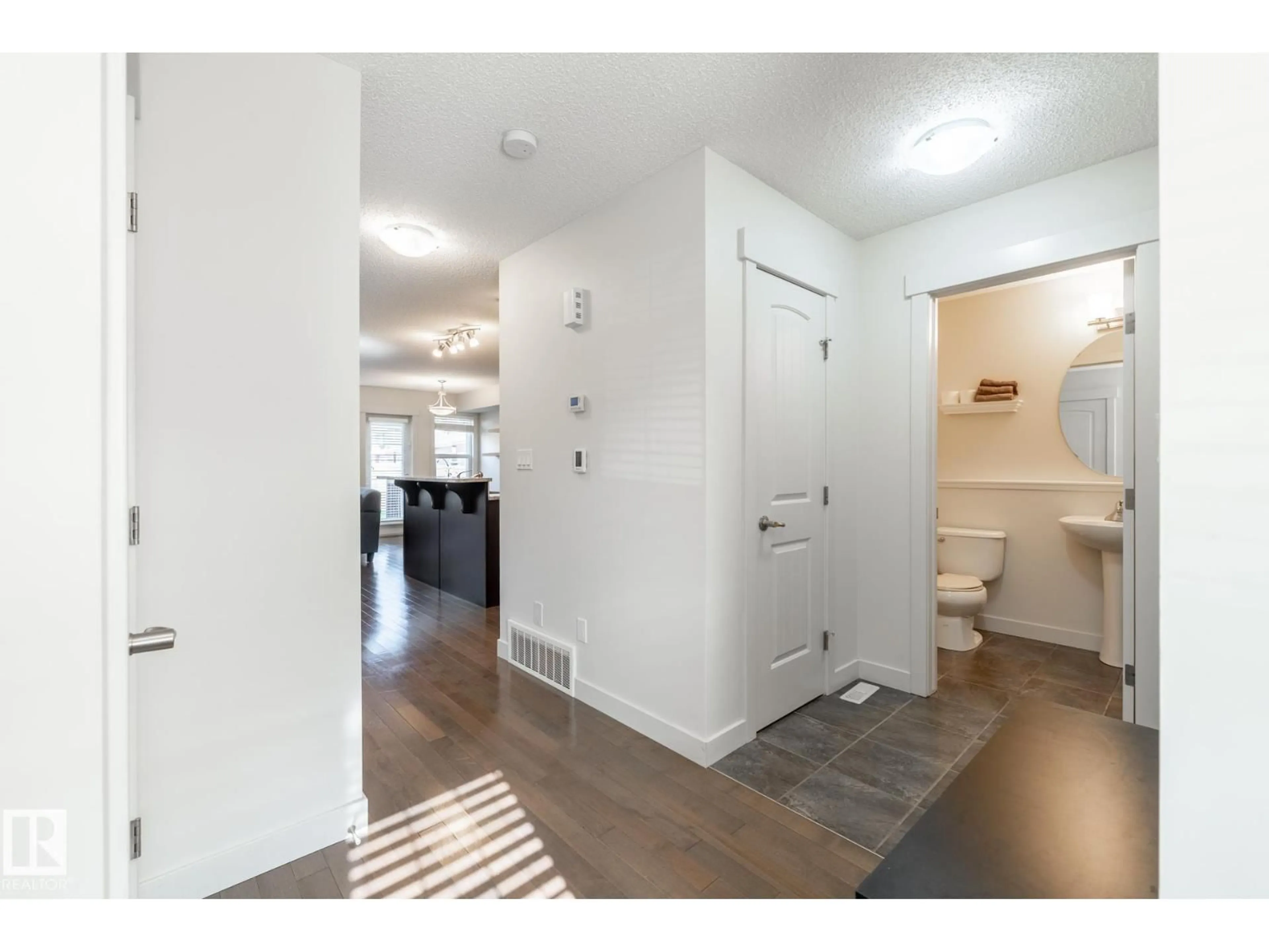 Indoor entryway for 3010 HARVEY CR, Edmonton Alberta T6M0N2