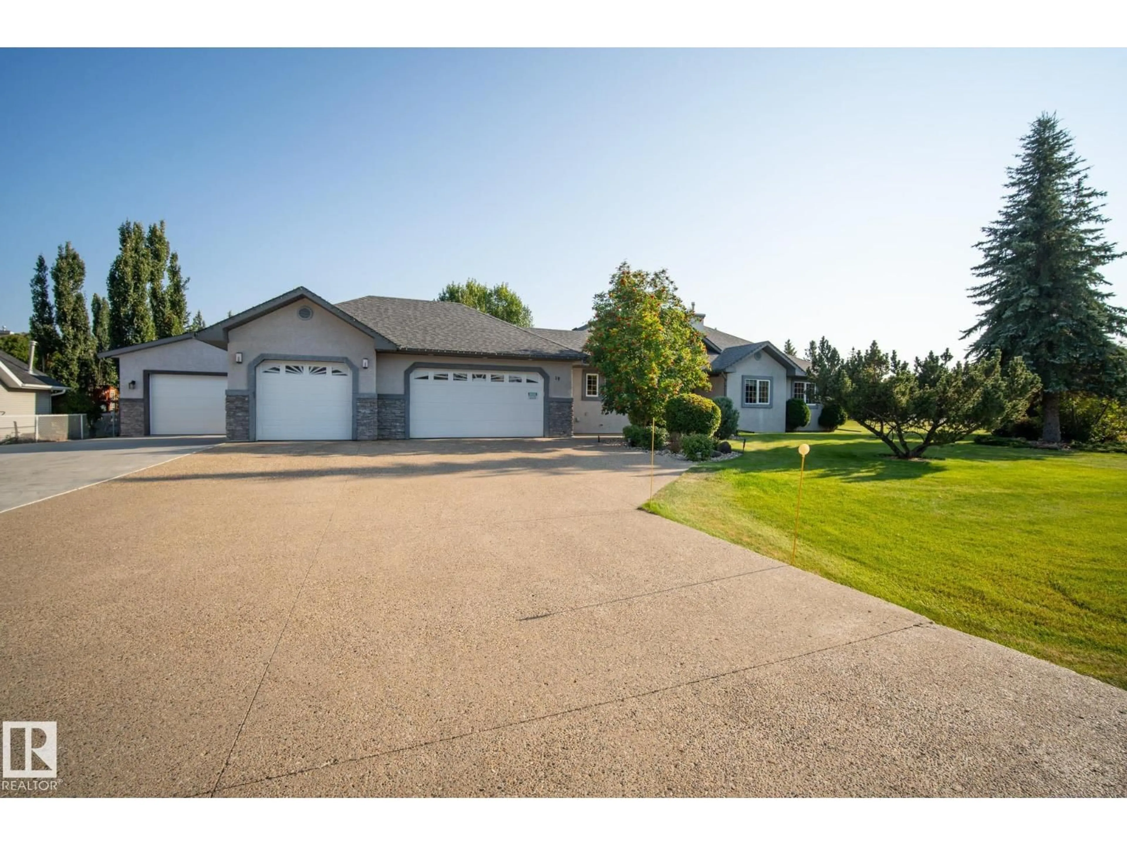A pic from outside/outdoor area/front of a property/back of a property/a pic from drone, unknown for 19 COUNTRY LN, Stony Plain Alberta T7Z2L1