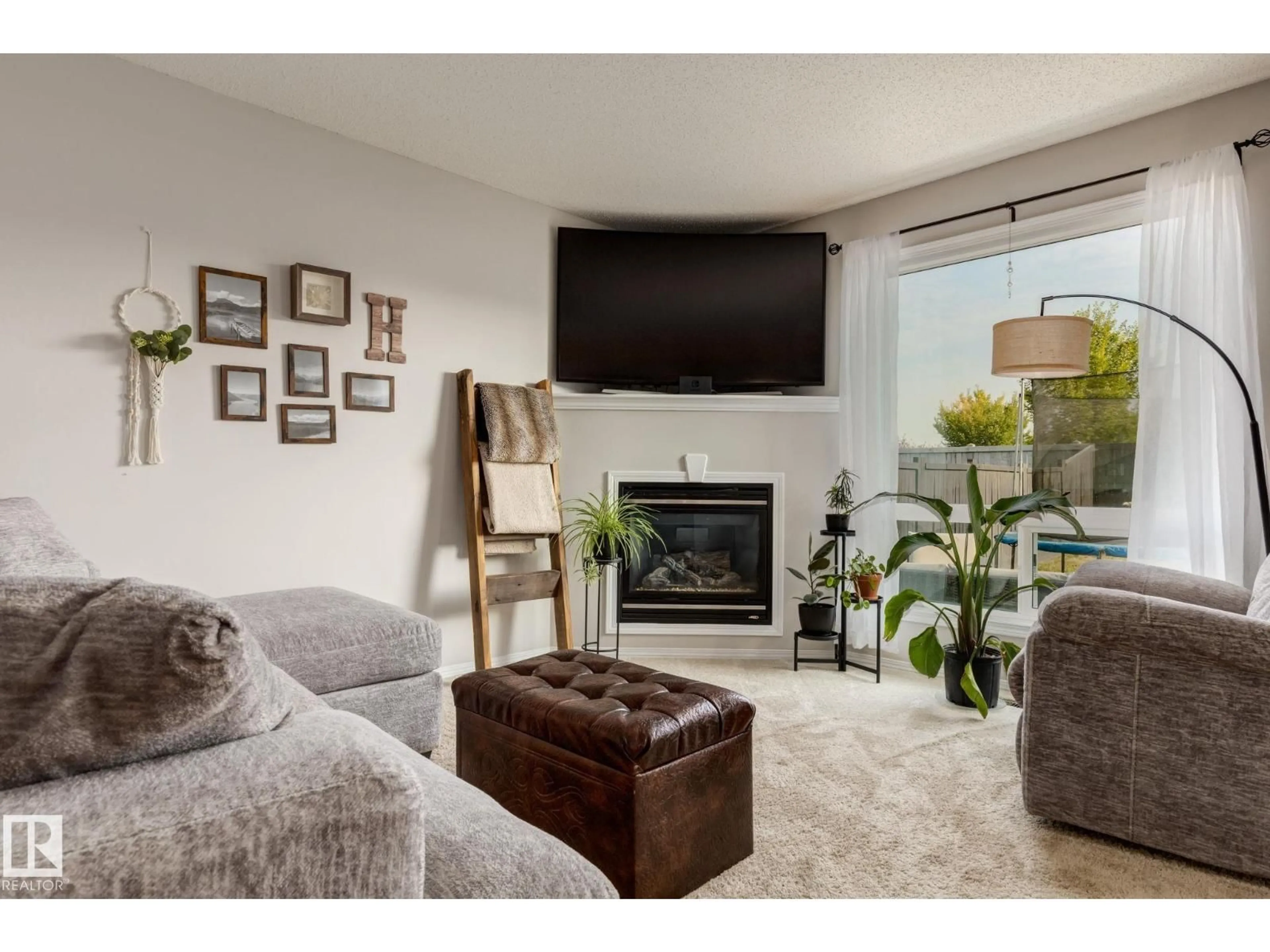 Living room with furniture, unknown for 3 RED CANYON WY, Fort Saskatchewan Alberta T8L0E7