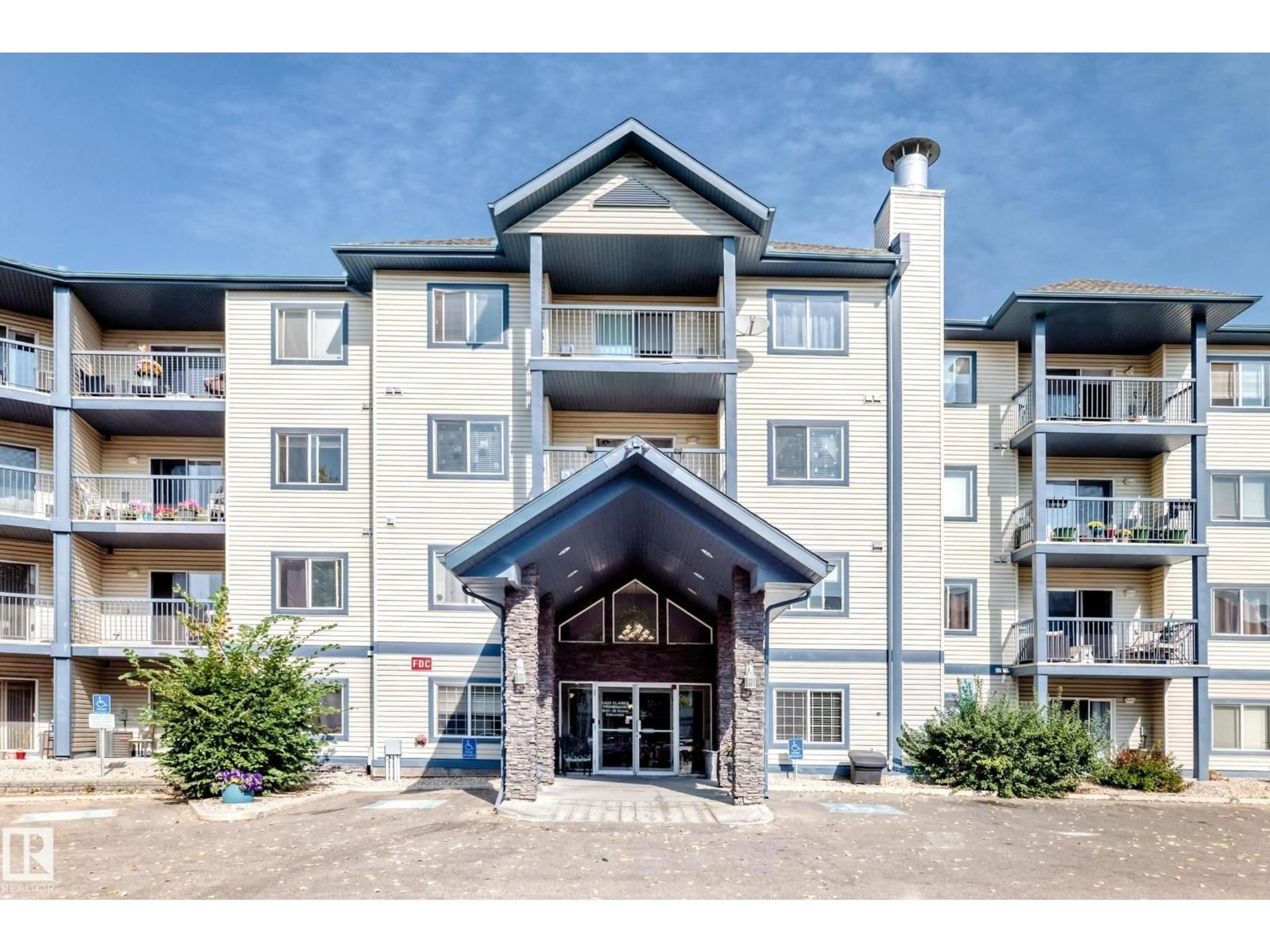 Indoor foyer for NW - 138 16311 95 ST, Edmonton Alberta T6Z3Y5
