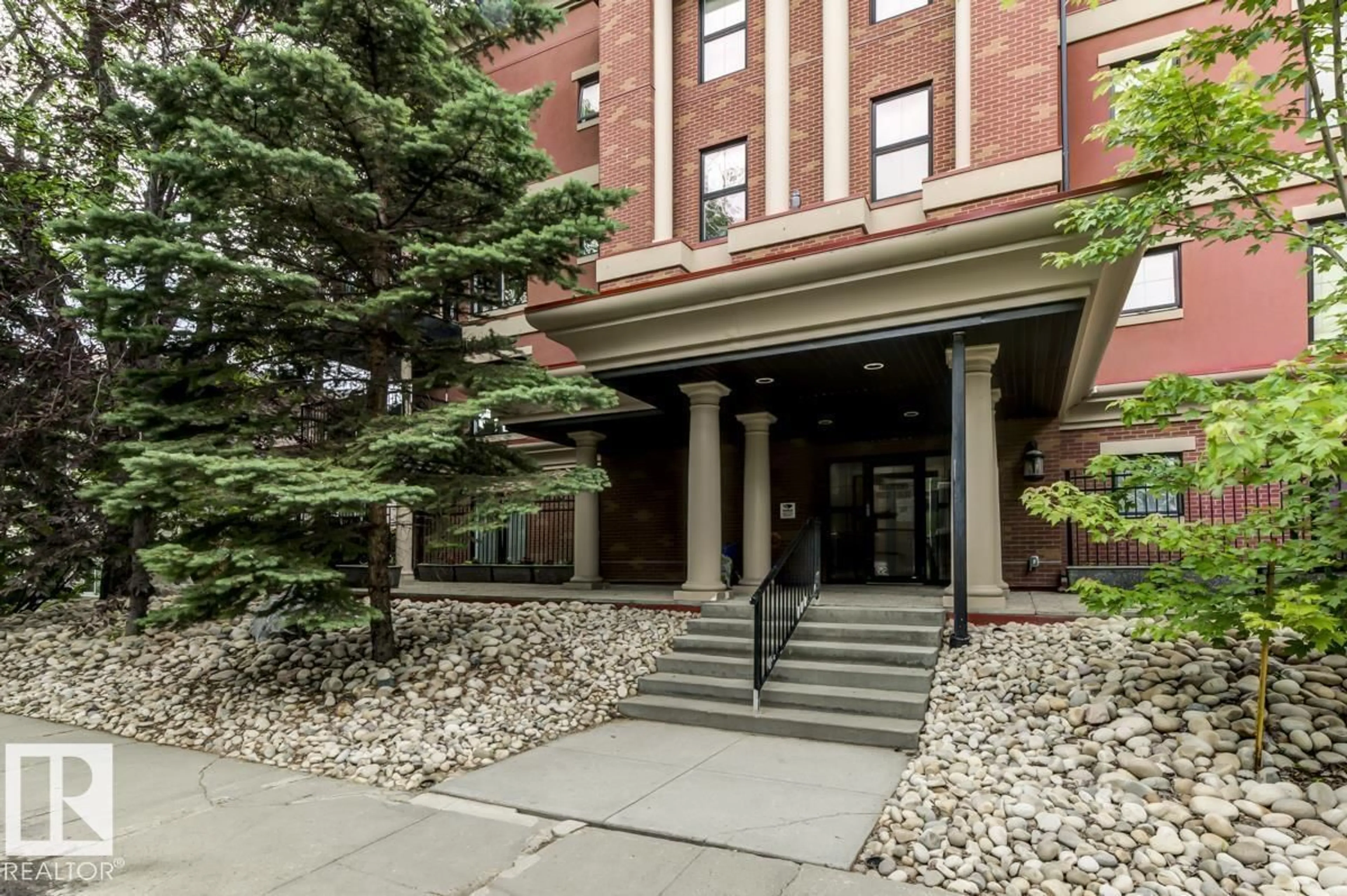 Indoor foyer for #104 - 10232 115 ST, Edmonton Alberta T5K1T8
