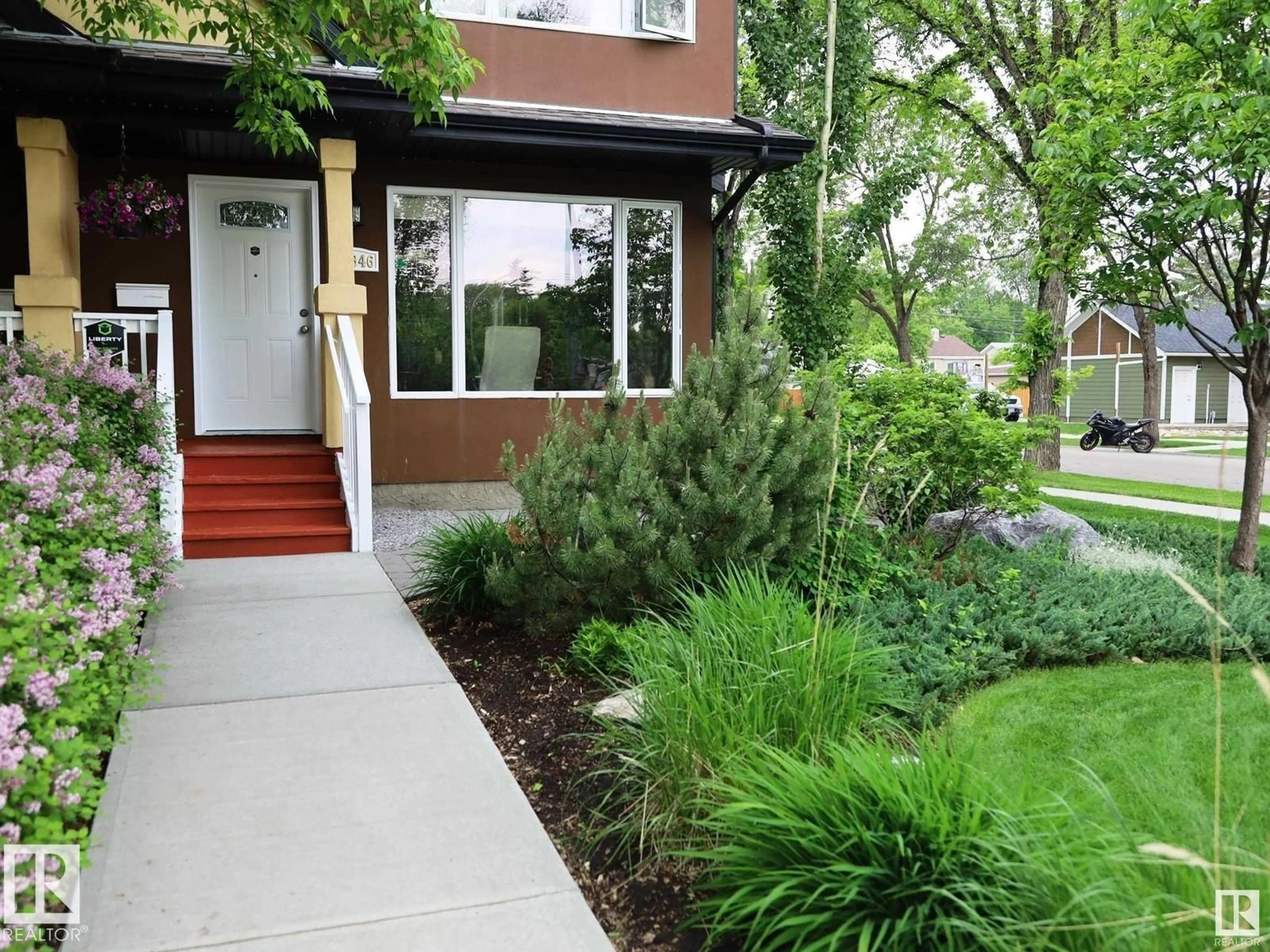 Indoor entryway for 11846 125 ST, Edmonton Alberta T5L0R9