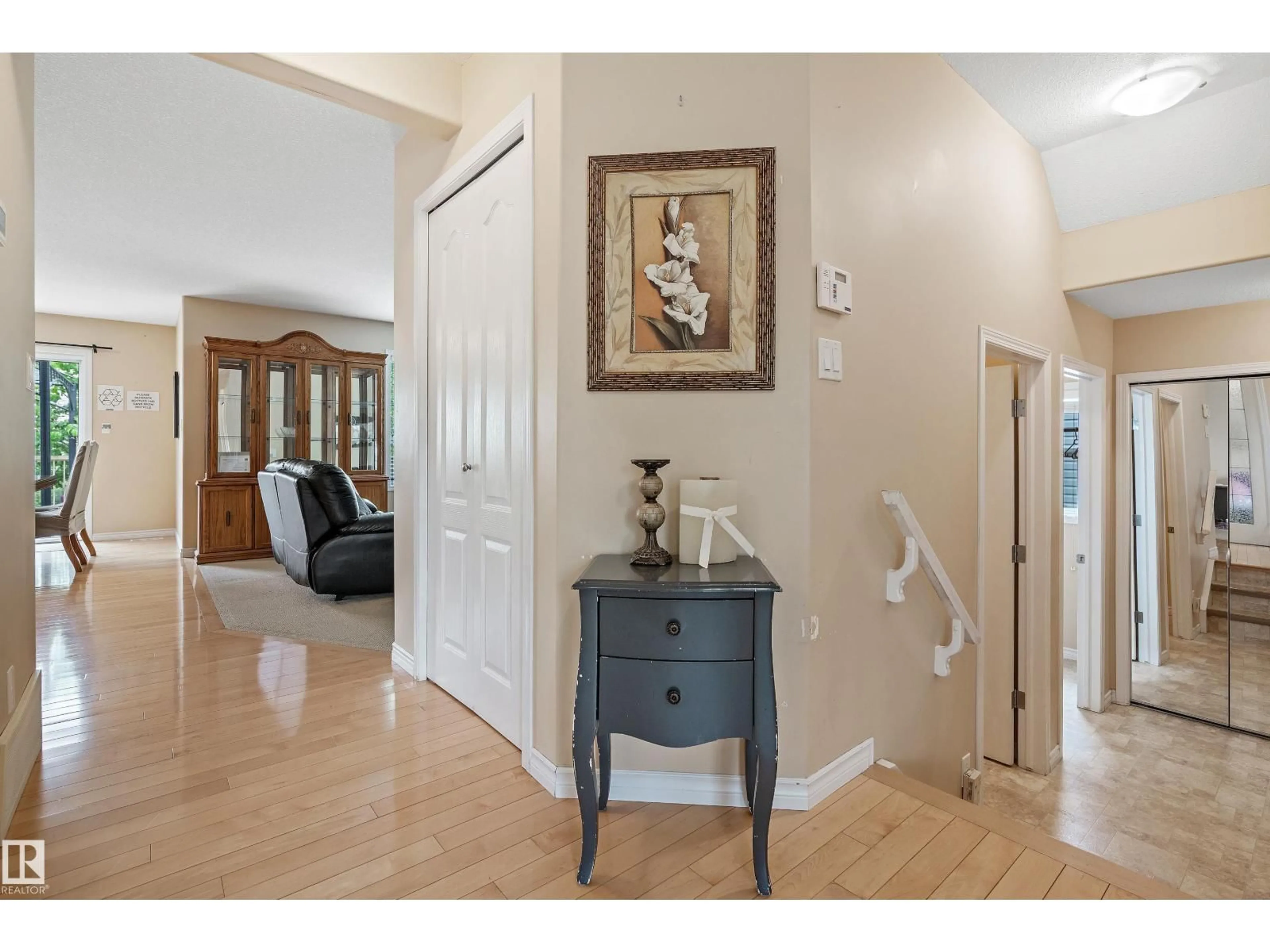 Indoor entryway for 20432 50 AV, Edmonton Alberta T6M2Z8