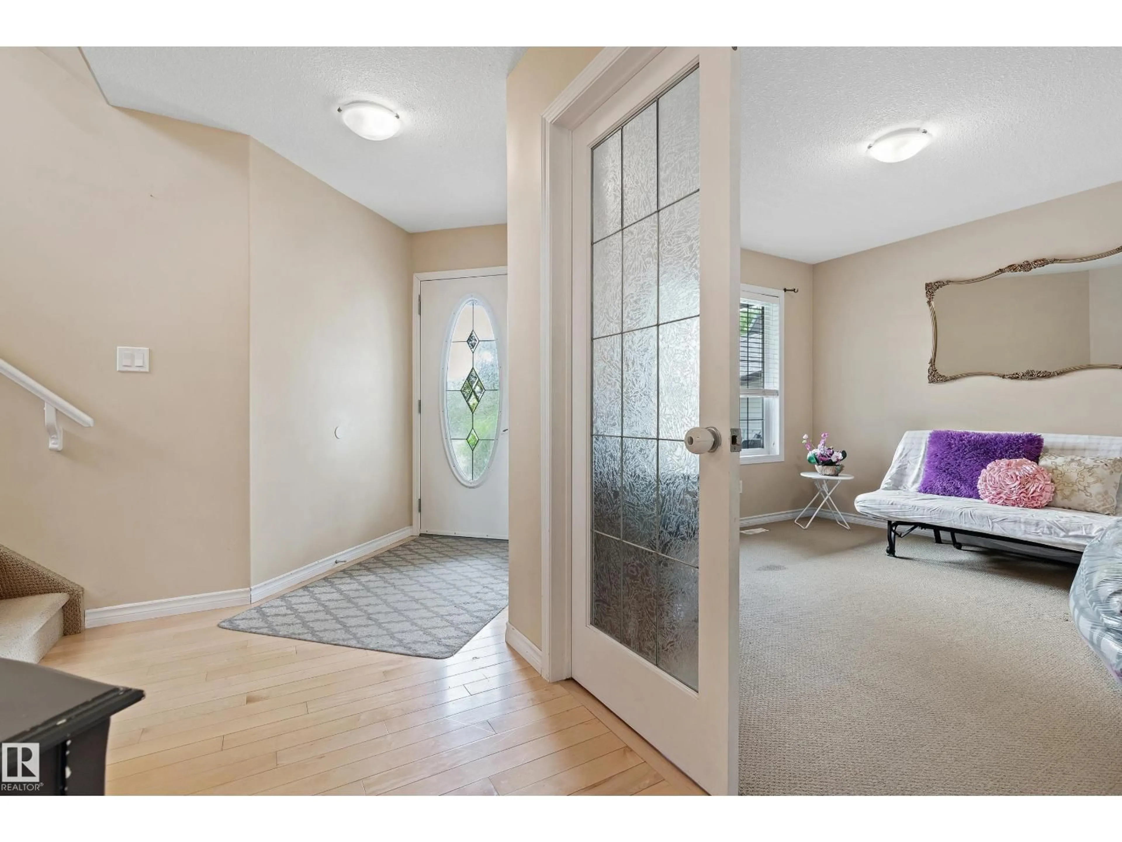 Indoor entryway for 20432 50 AV, Edmonton Alberta T6M2Z8