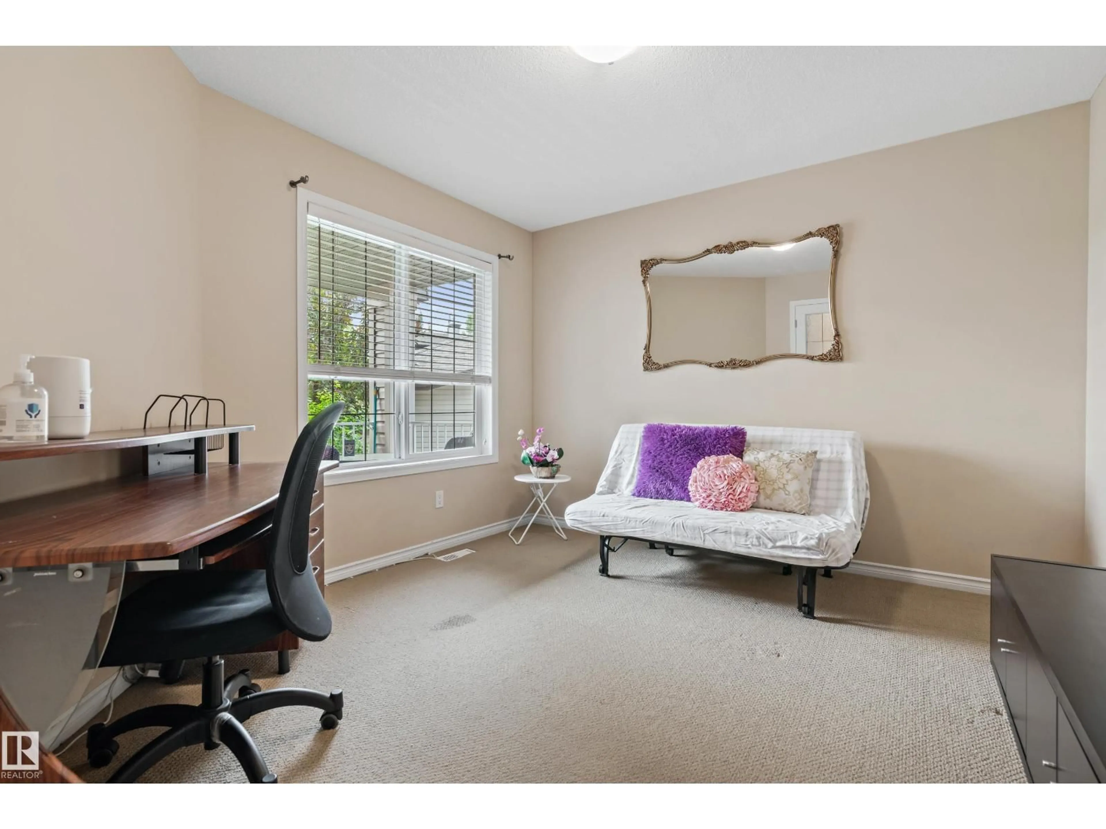 A pic of a room for 20432 50 AV, Edmonton Alberta T6M2Z8