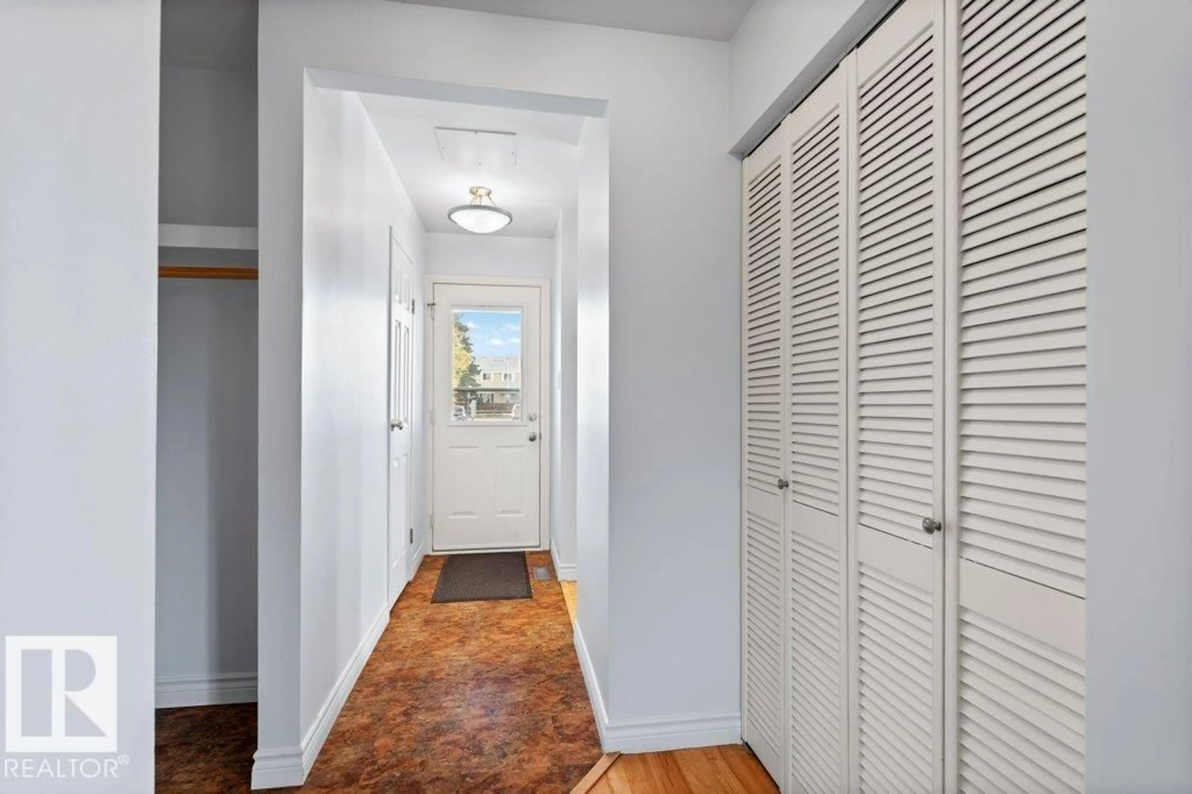 Indoor entryway for 122 PRIMROSE GARDENS GD, Edmonton Alberta T5T0R1