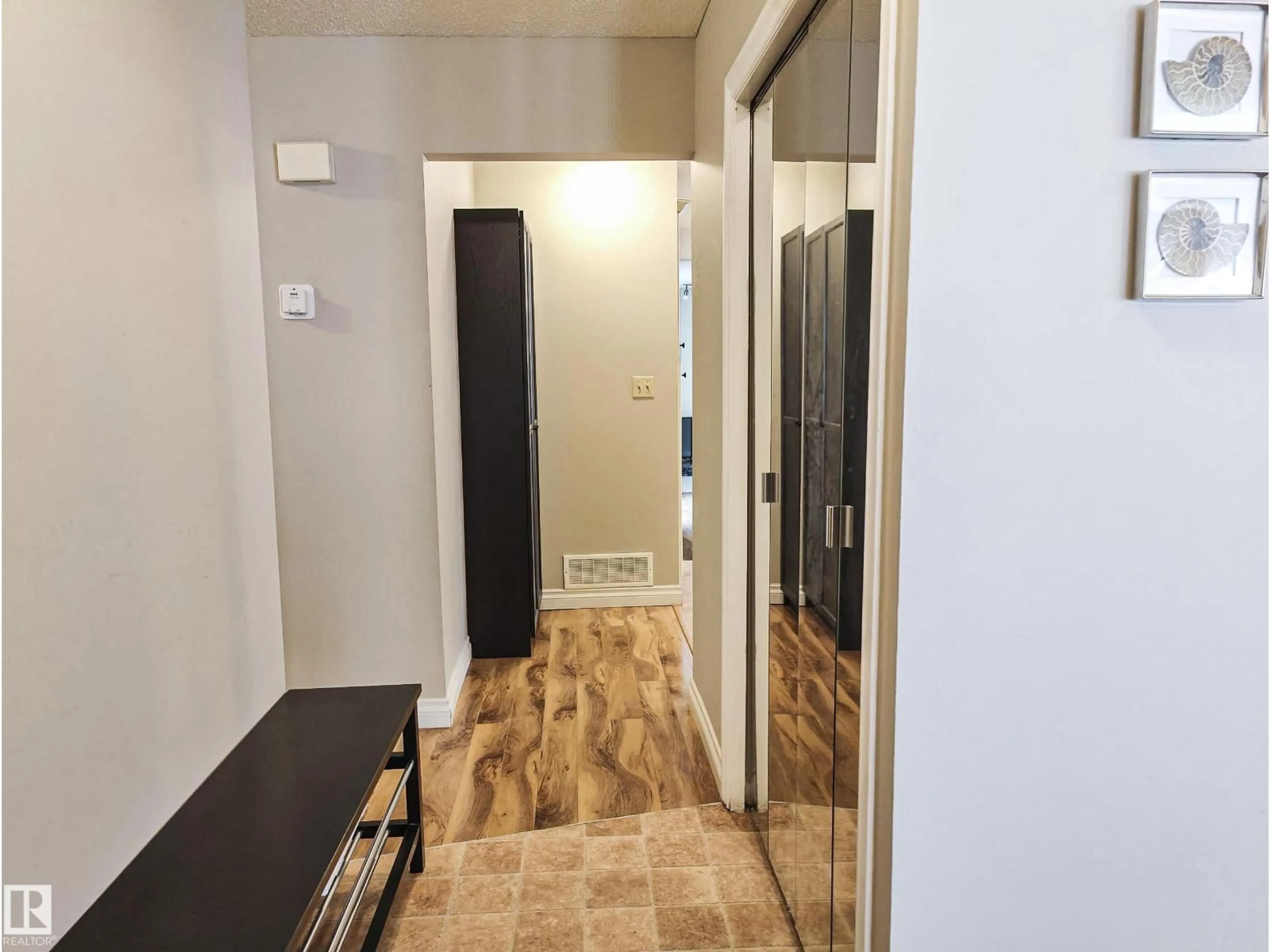 Indoor entryway for 10420 18 AV, Edmonton Alberta T6J4Z7