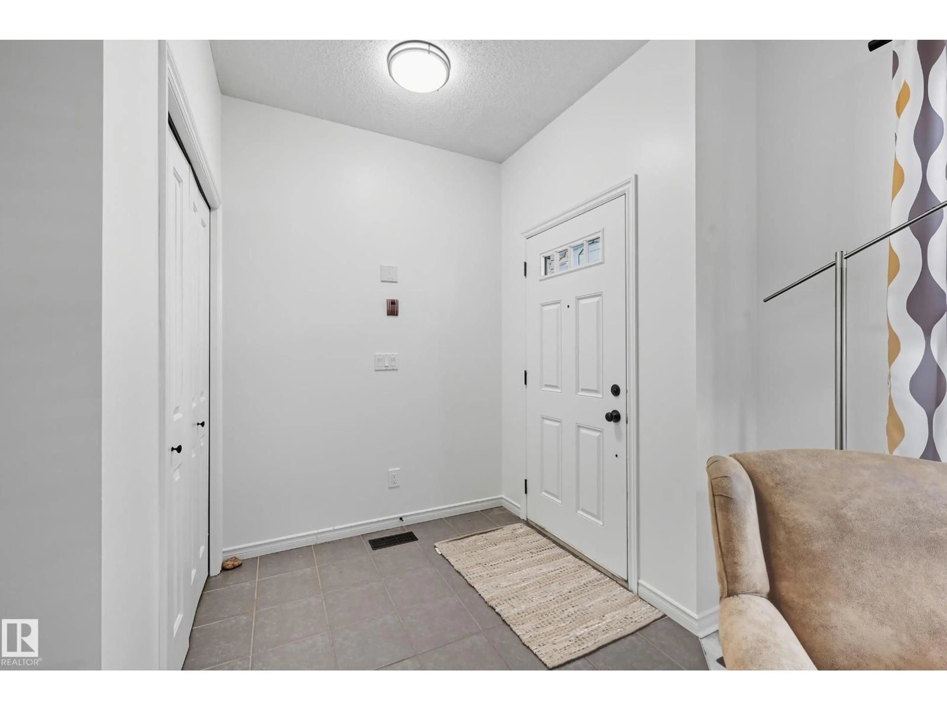 Indoor entryway for 69 13825 155 AV NW, Edmonton Alberta T6V0B8