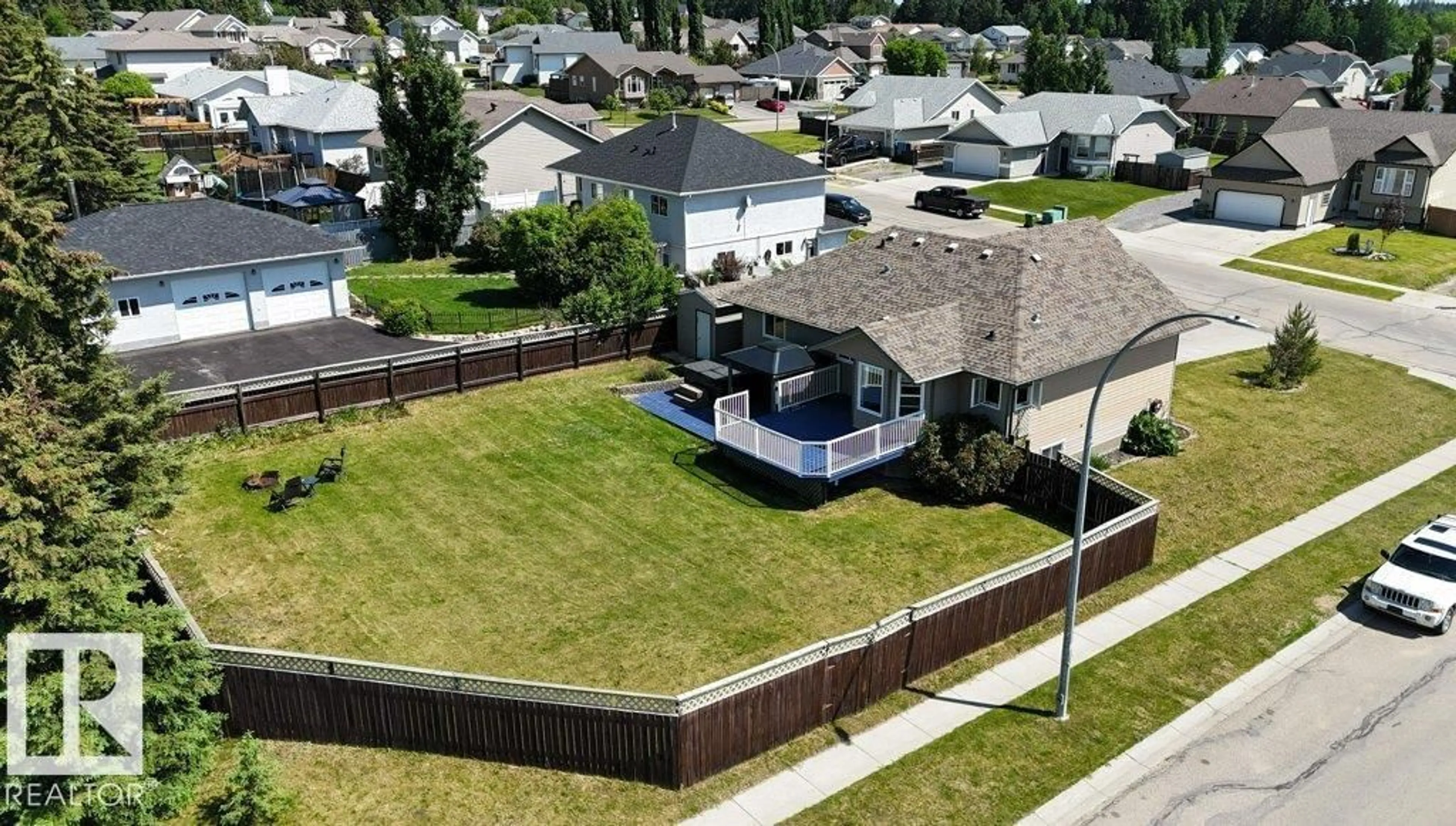 A pic from outside/outdoor area/front of a property/back of a property/a pic from drone, street for 916 62A ST, Edson Alberta T7E1Y6