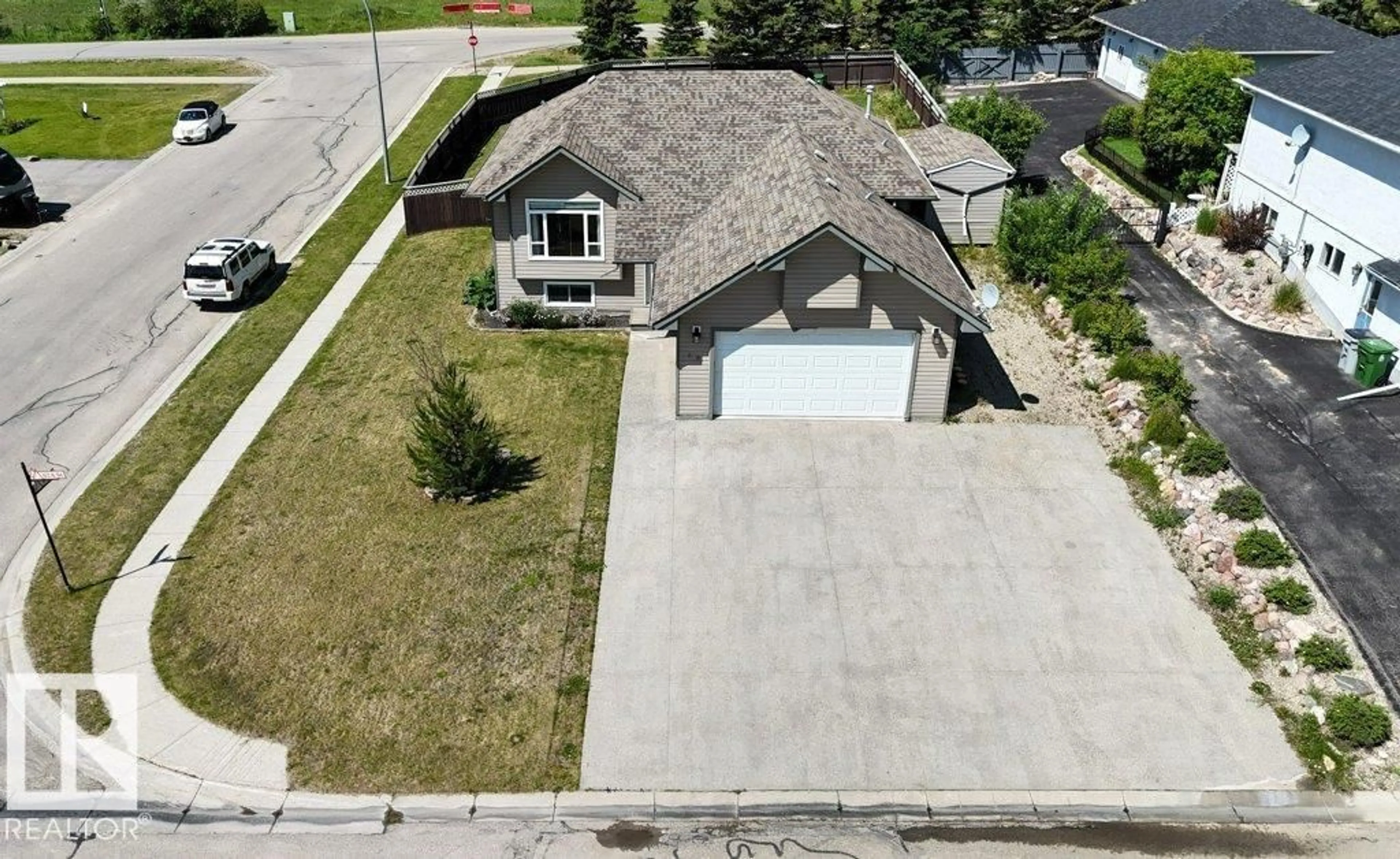A pic from outside/outdoor area/front of a property/back of a property/a pic from drone, street for 916 62A ST, Edson Alberta T7E1Y6