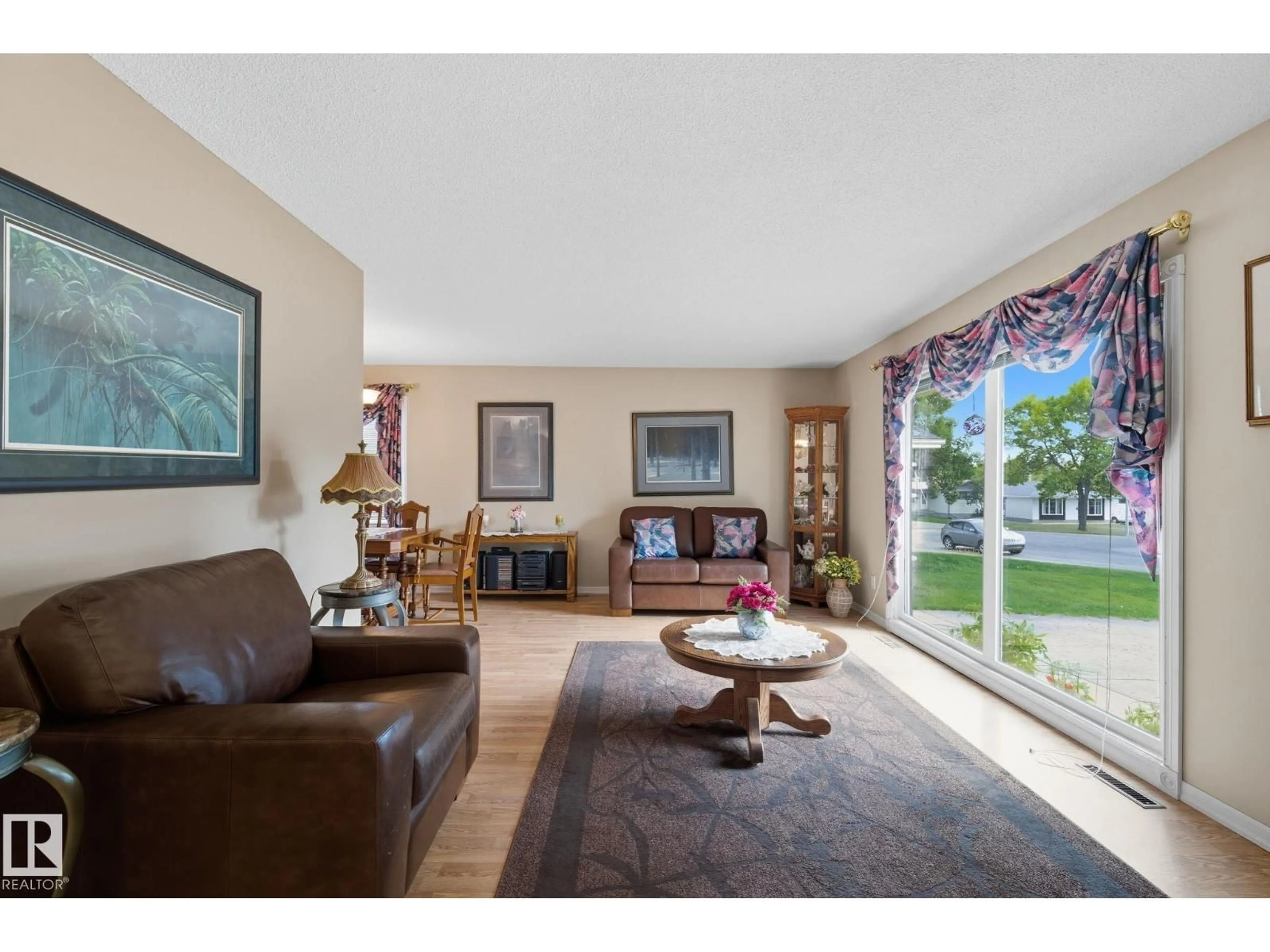 Living room with furniture, wood/laminate floor for 552 SAGE CRESCENT, Sherwood Park Alberta T8A1R5
