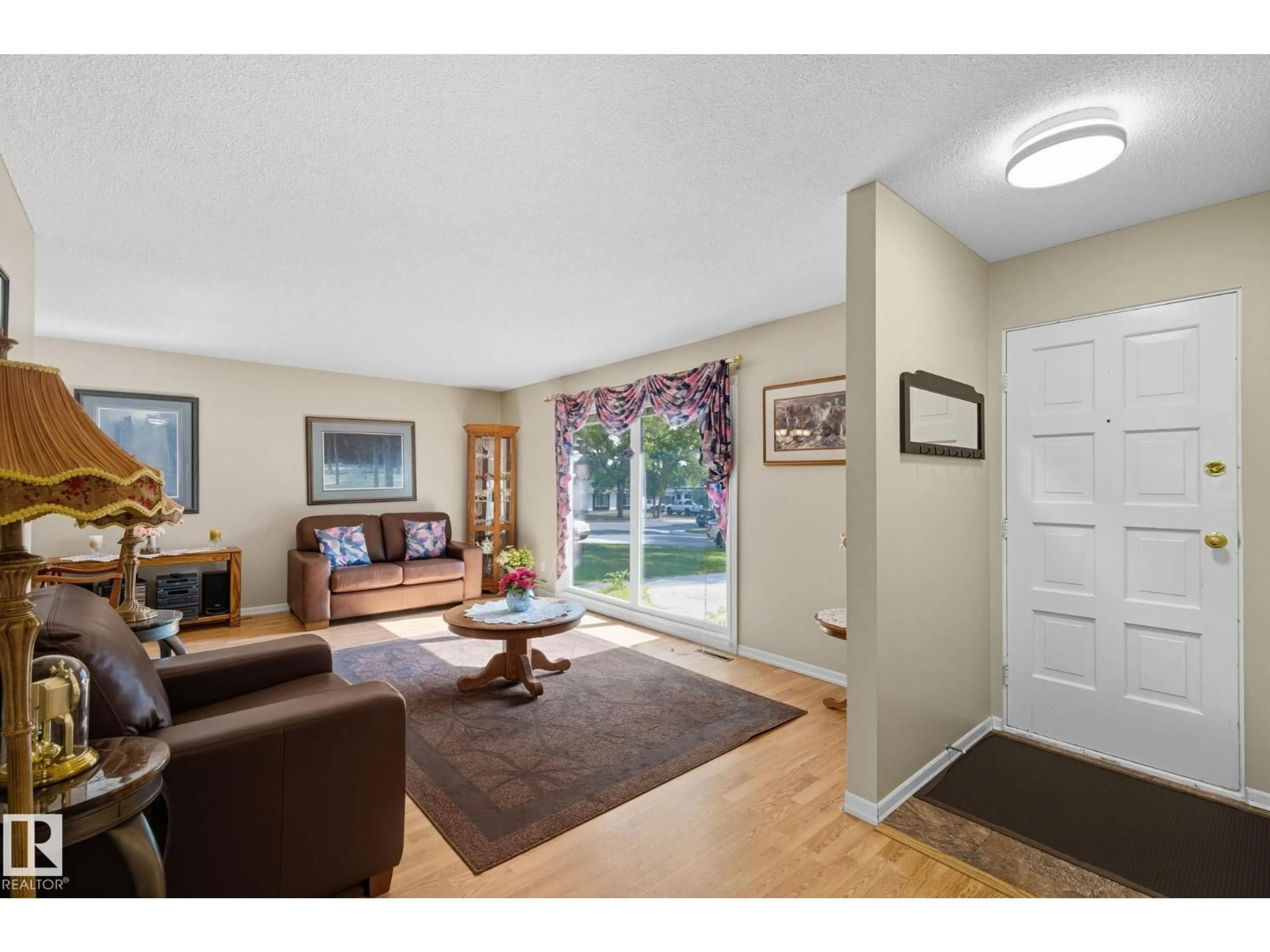 Indoor entryway for 552 SAGE CRESCENT, Sherwood Park Alberta T8A1R5