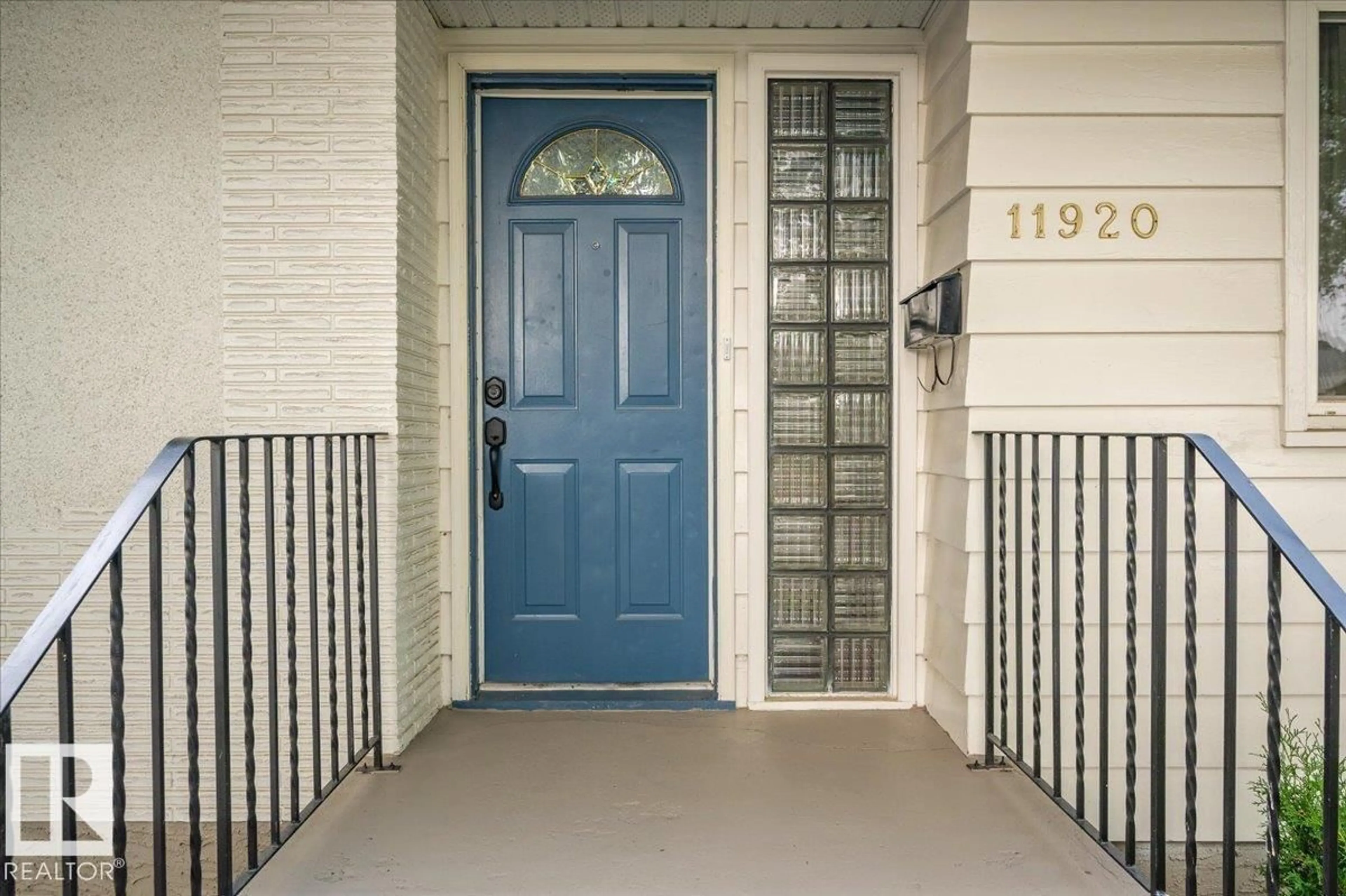 Indoor entryway for 11920 51 ST, Edmonton Alberta T5W3G4