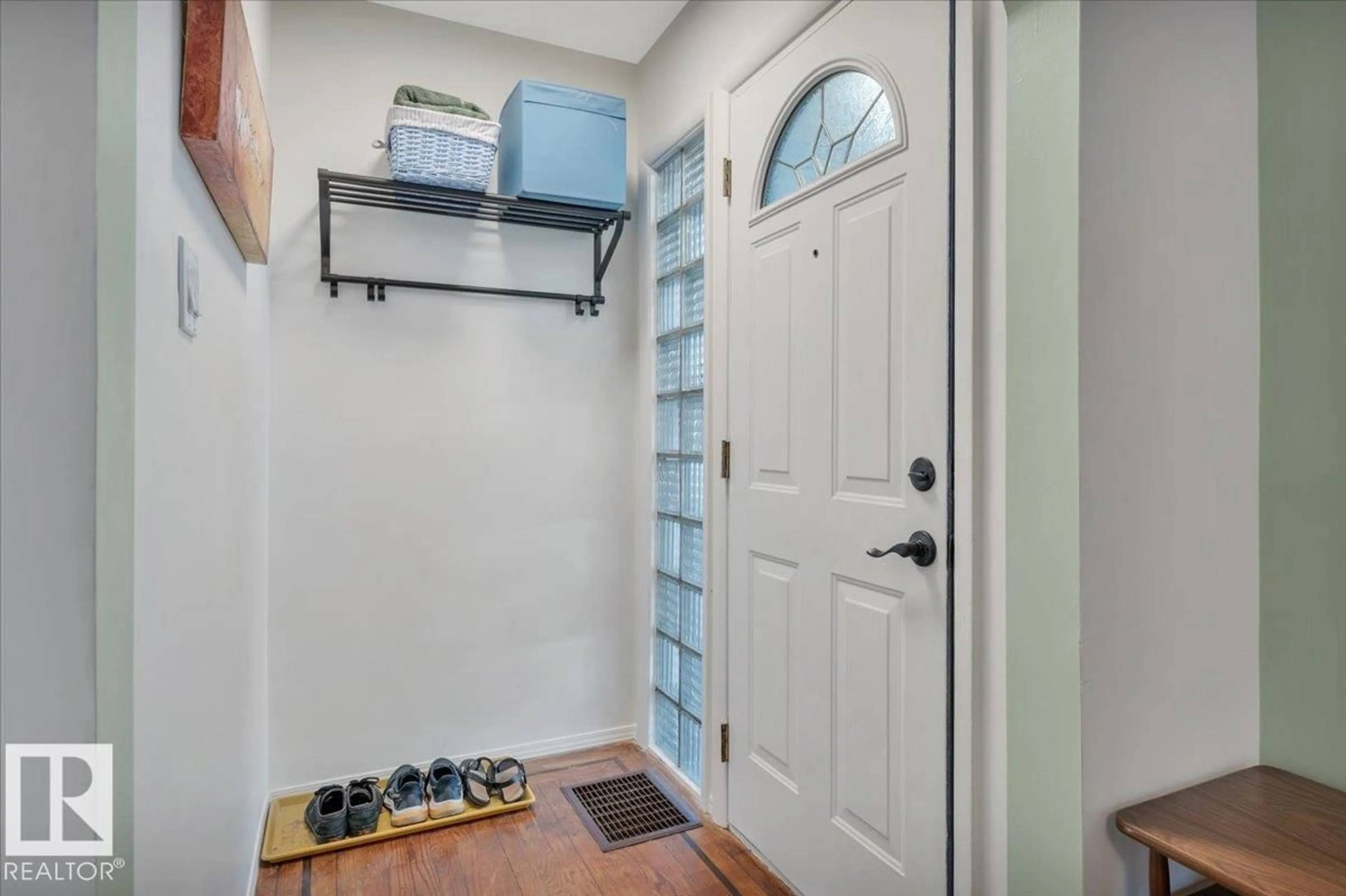 Indoor entryway for 11920 51 ST, Edmonton Alberta T5W3G4