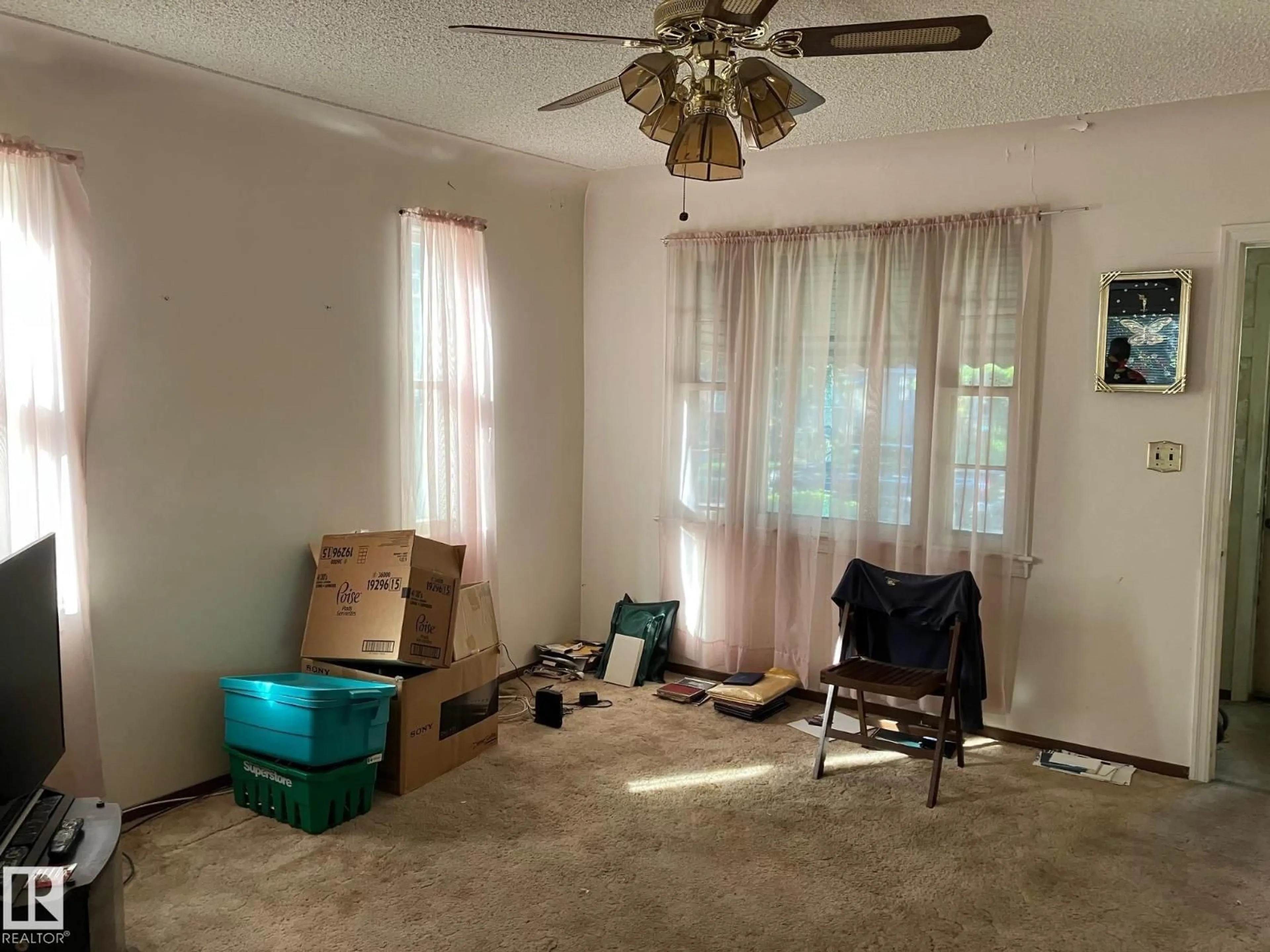 A pic of a room for 11153 52 ST, Edmonton Alberta T5W3H6