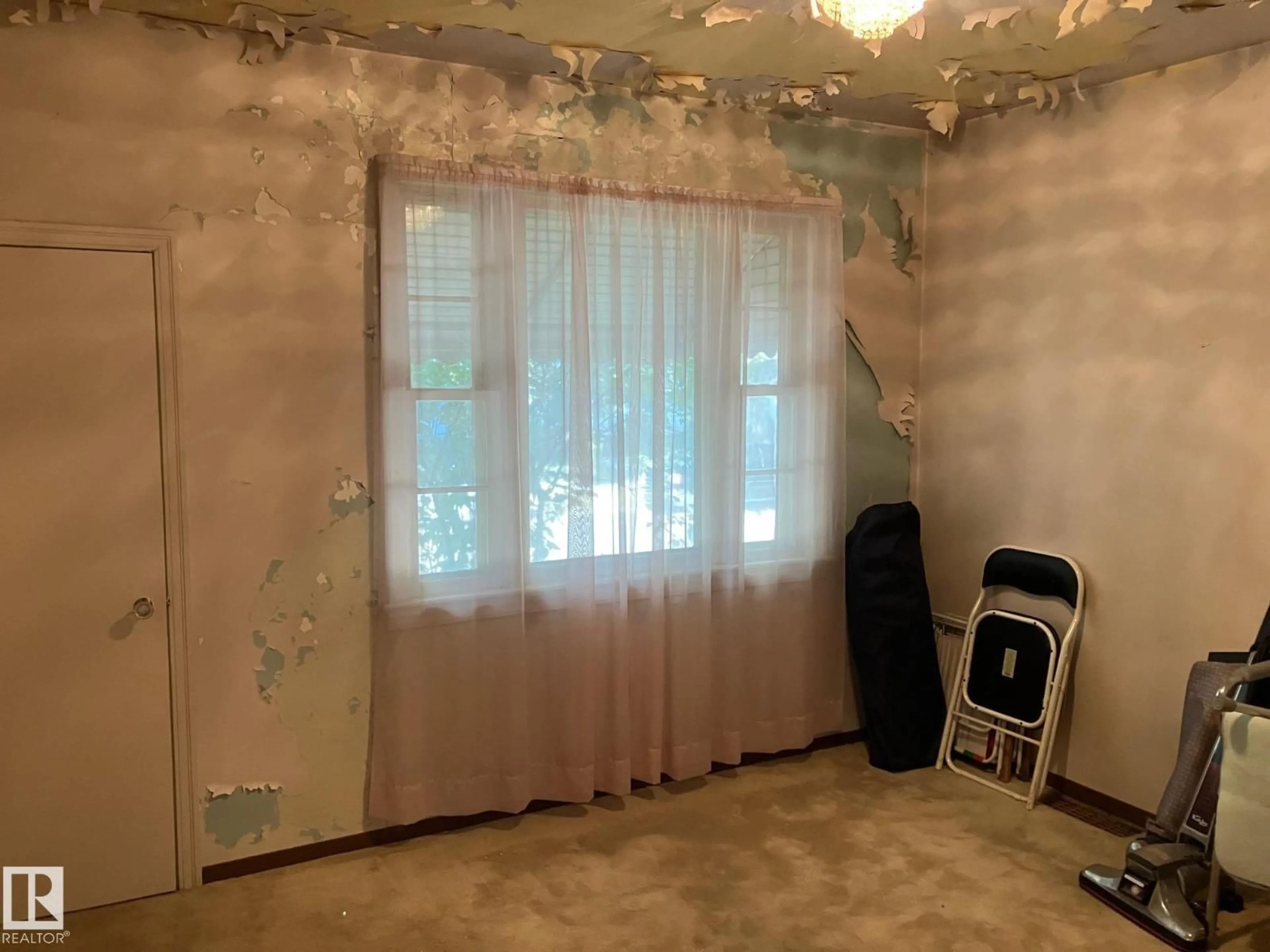 A pic of a room for 11153 52 ST, Edmonton Alberta T5W3H6
