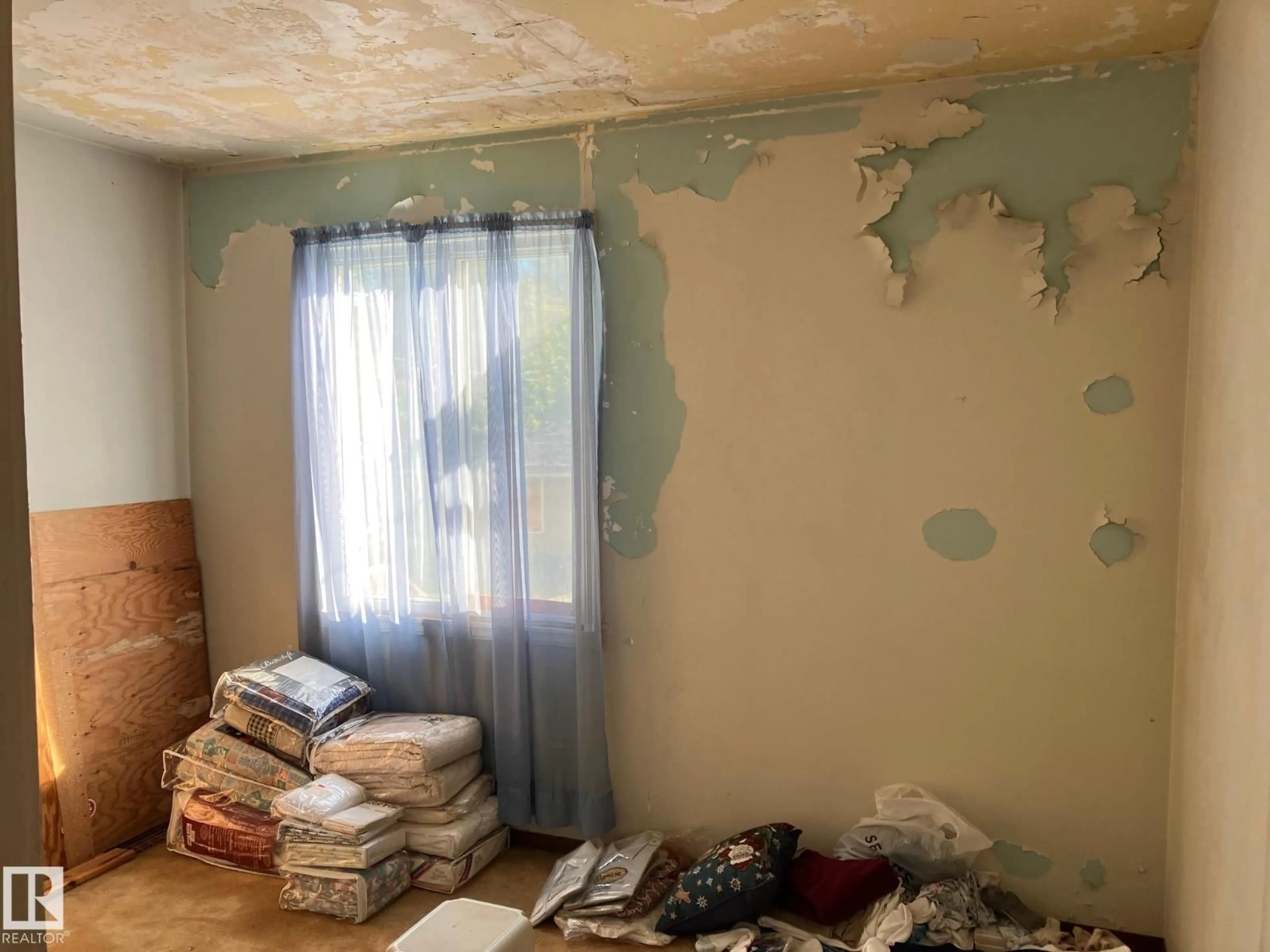 A pic of a room for 11153 52 ST, Edmonton Alberta T5W3H6