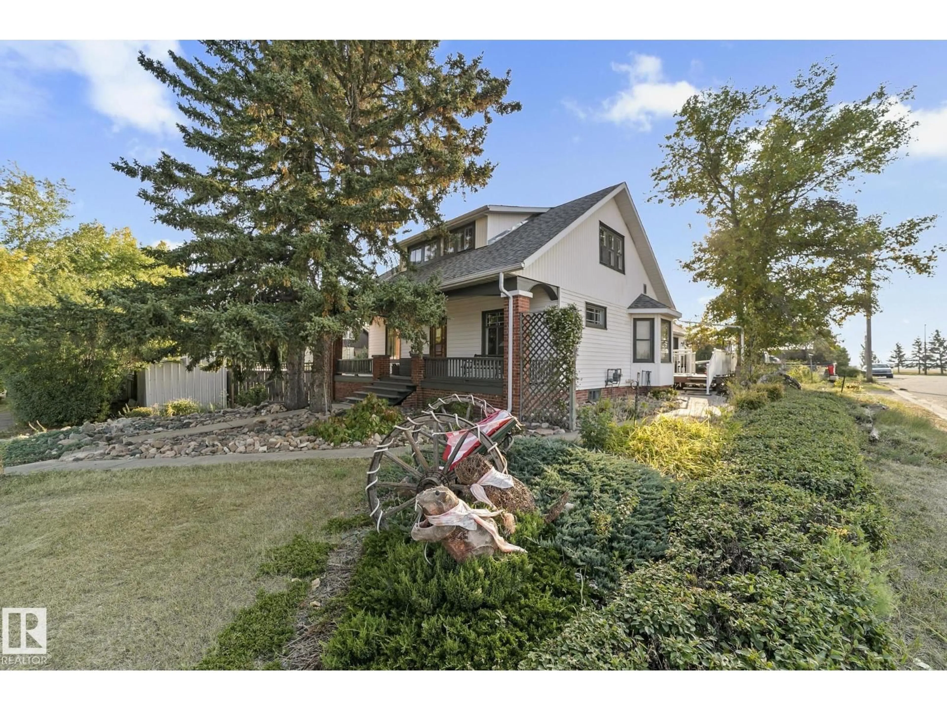 A pic from outside/outdoor area/front of a property/back of a property/a pic from drone, street for 50 - 4803 MCLEOD ST, Lougheed Alberta T0B2V0