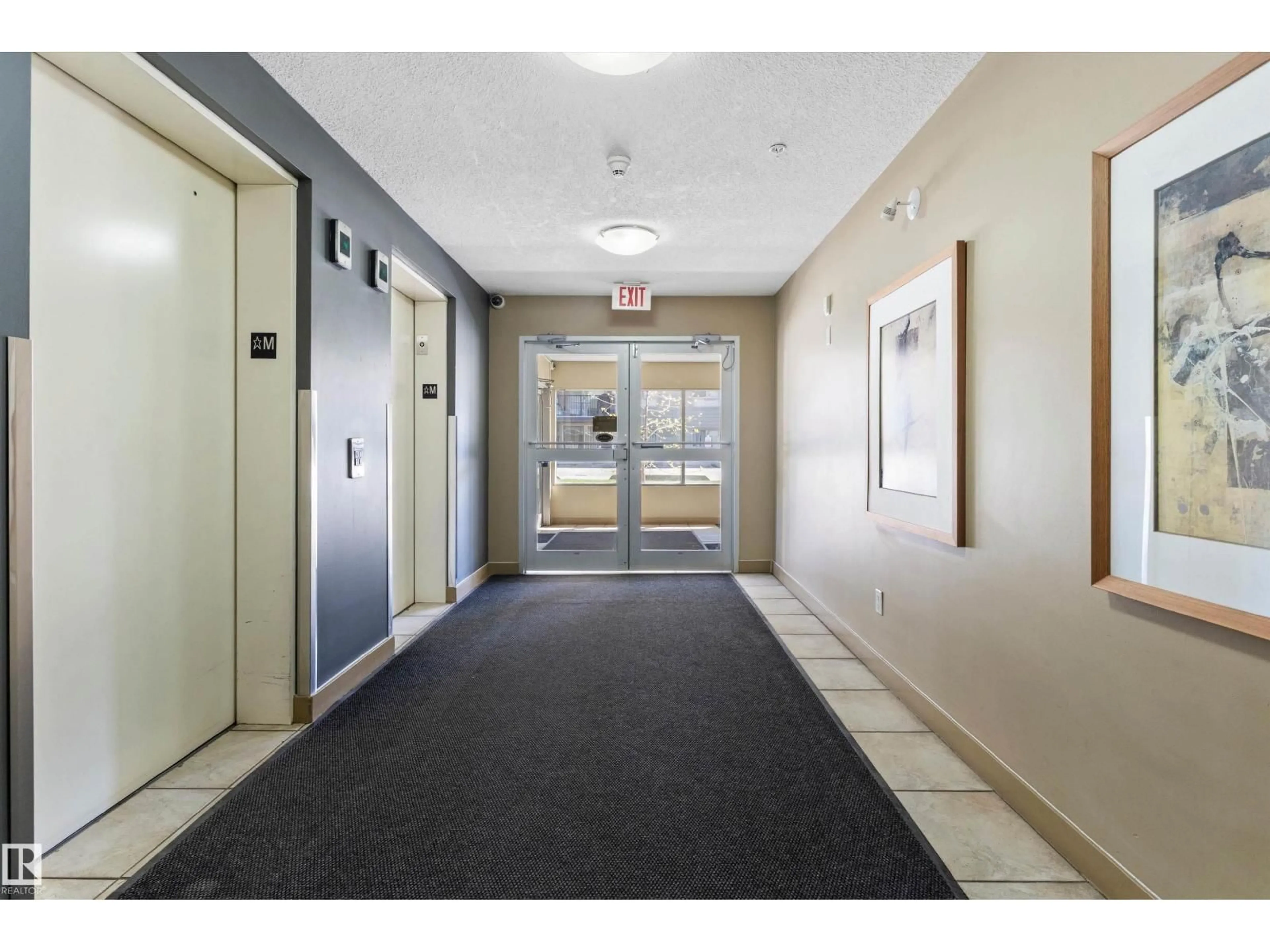 Indoor foyer for NW - 17011 67 AV, Edmonton Alberta T5T6Y6