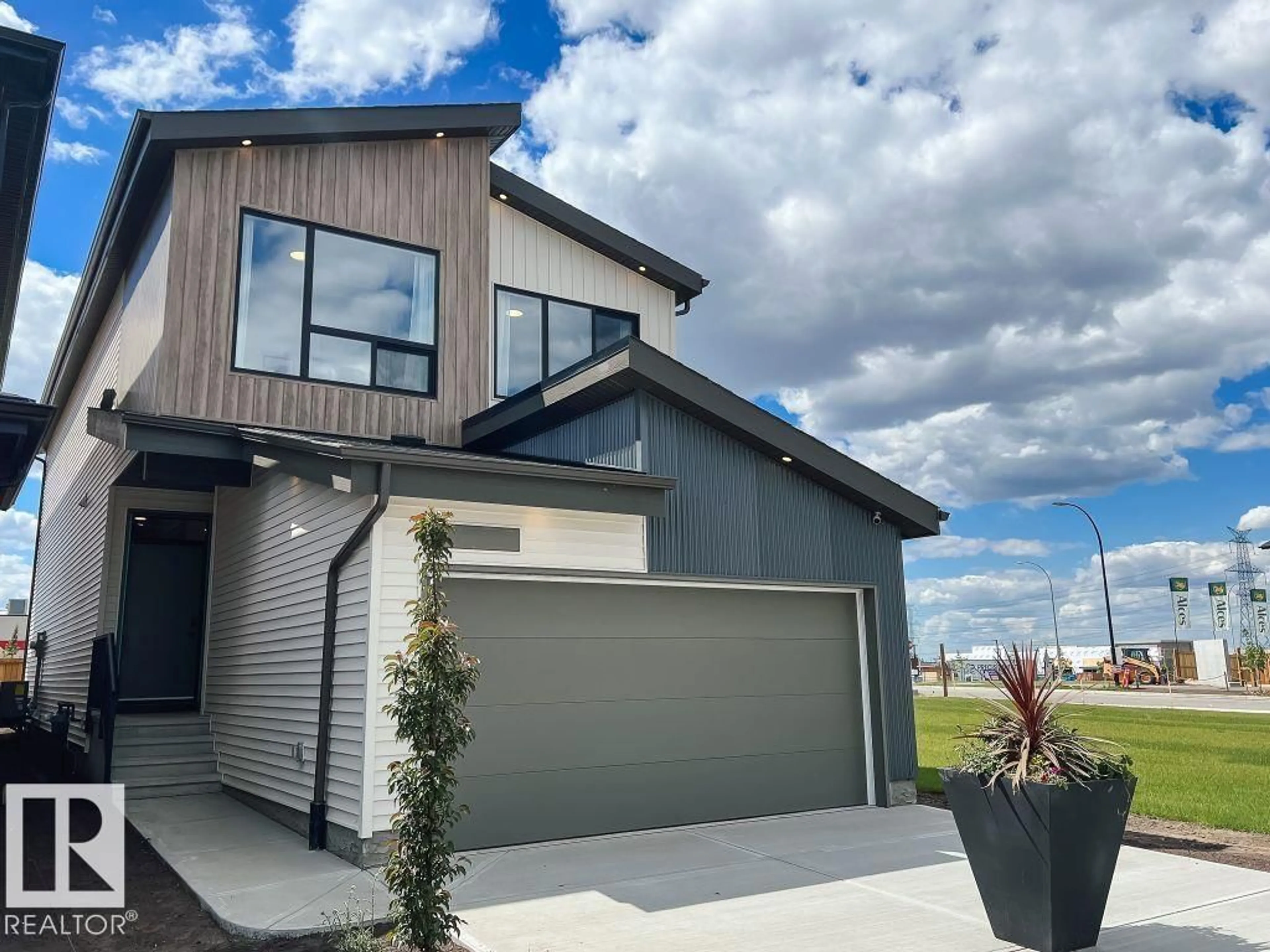Home with vinyl exterior material, unknown for NW - 17326 98A ST, Edmonton Alberta T5X0M5
