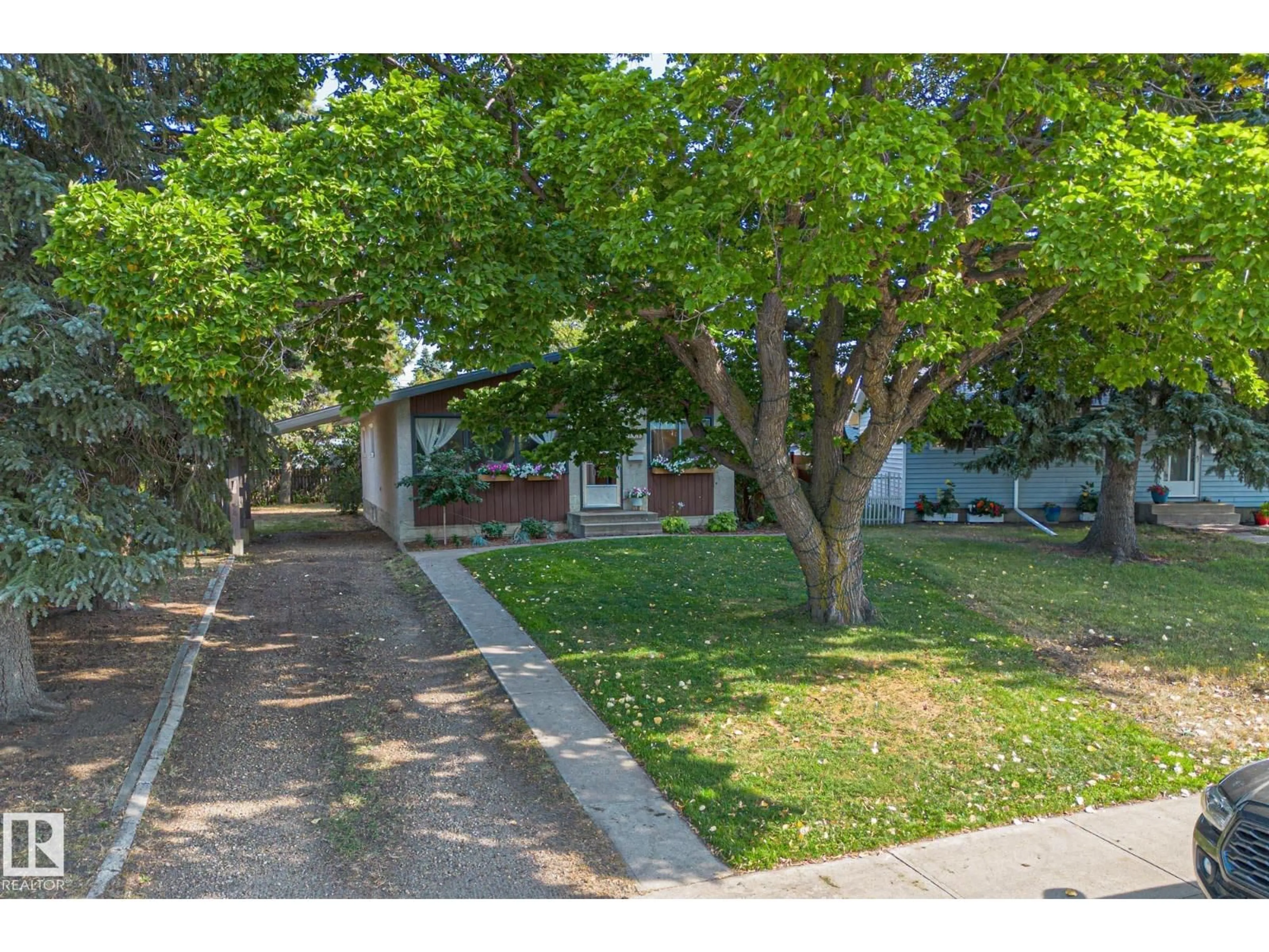 A pic from outside/outdoor area/front of a property/back of a property/a pic from drone, street for 13515 124 ST, Edmonton Alberta T5L0R7